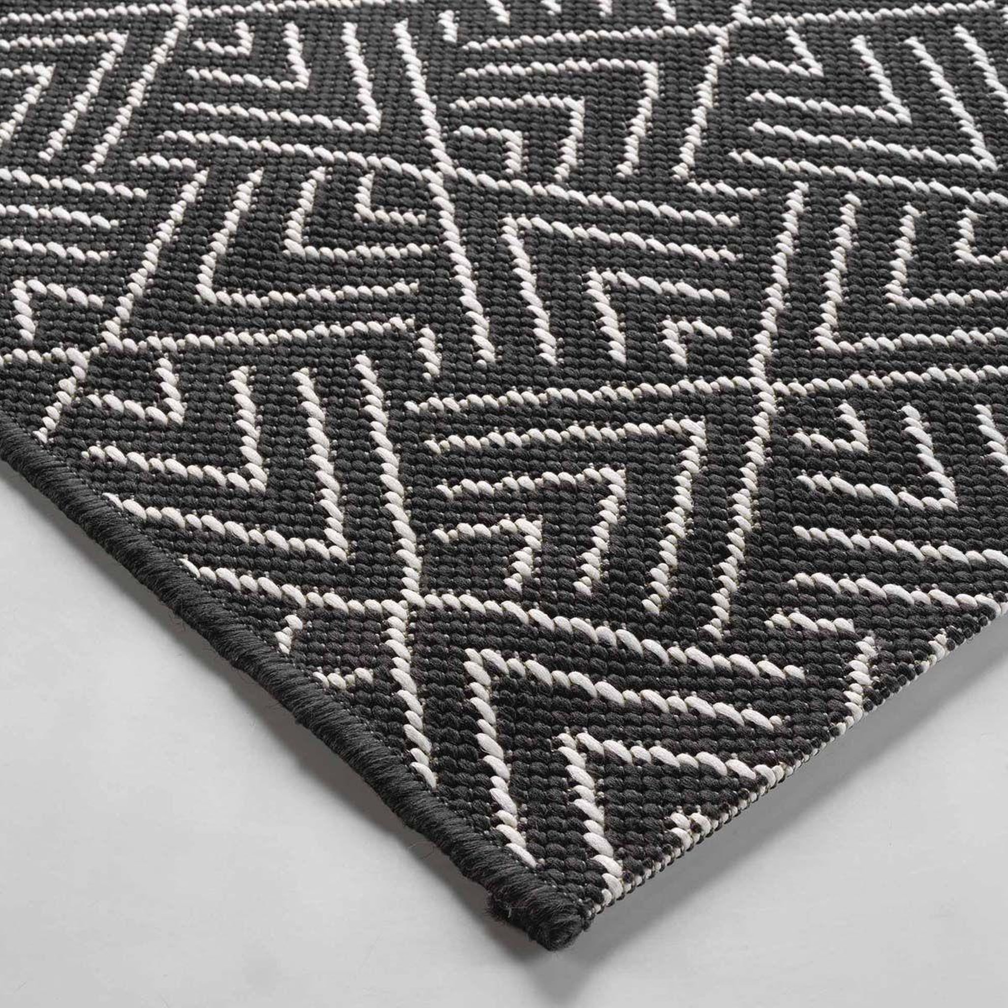 Voir la diapositive 2 : Douceur d'Intérieur Tapis tissé déco  aztek  120x170cm noir