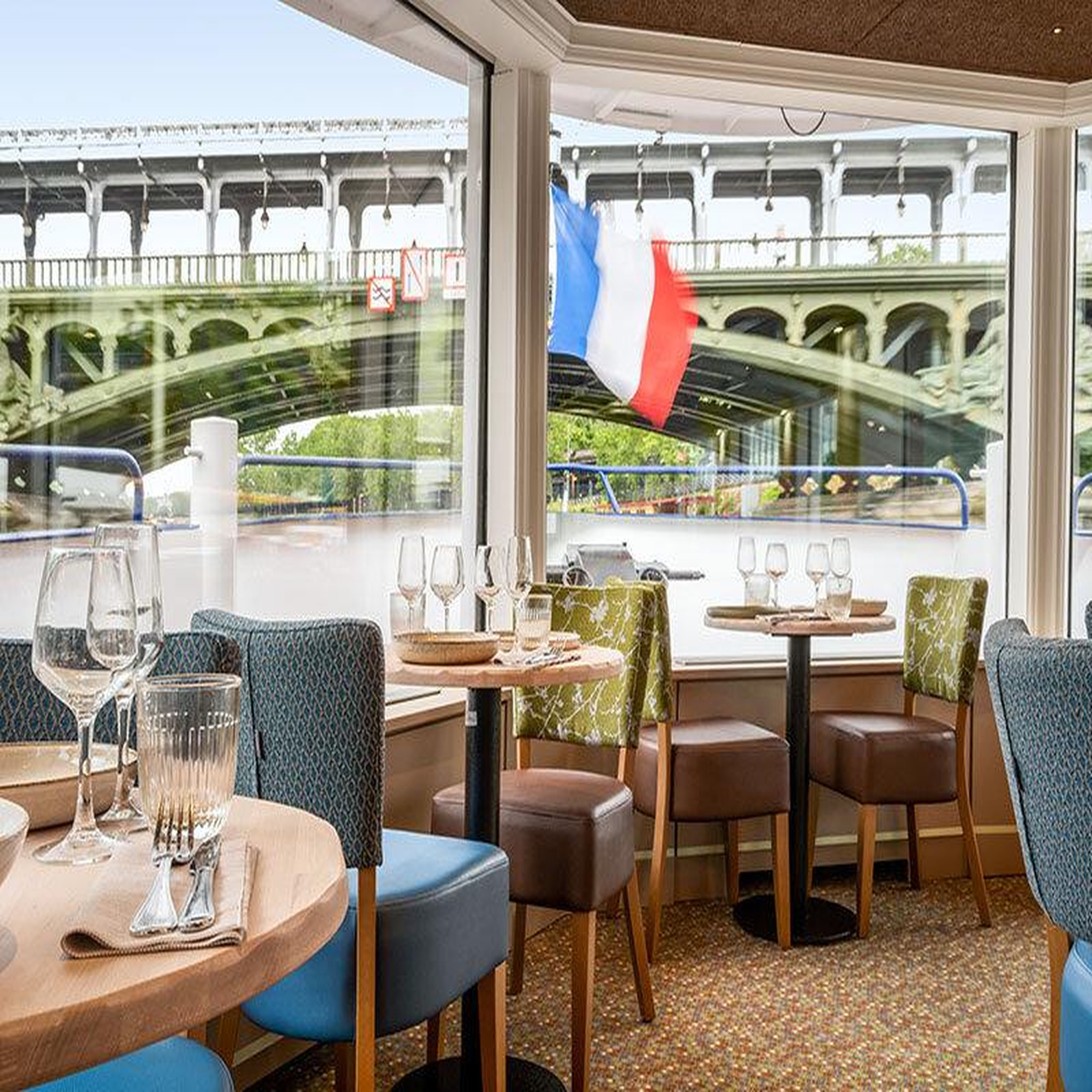 Voir la diapositive 2 : Smartbox Croisière sur la Seine : 1h45 avec dîner à bord du Capitaine Fracasse - Coffret Cadeau Gastronomie