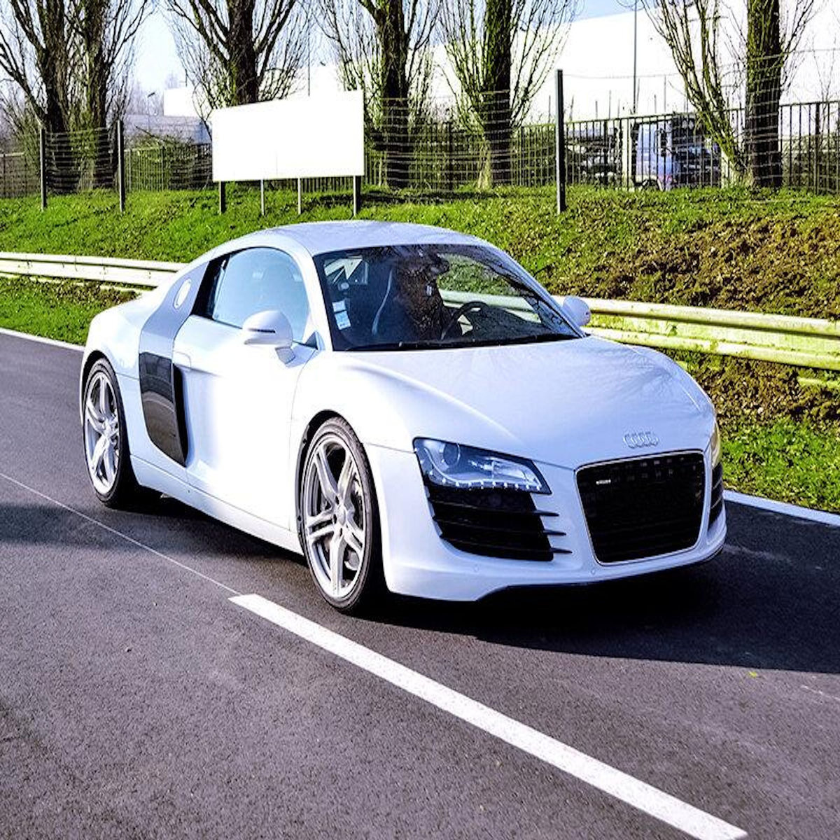 Smartbox Stage de pilotage : 3 tours sur le circuit de Saint-Laurent-de-Mure en Audi R8 V10 - Coffret Cadeau Sport & Aventure