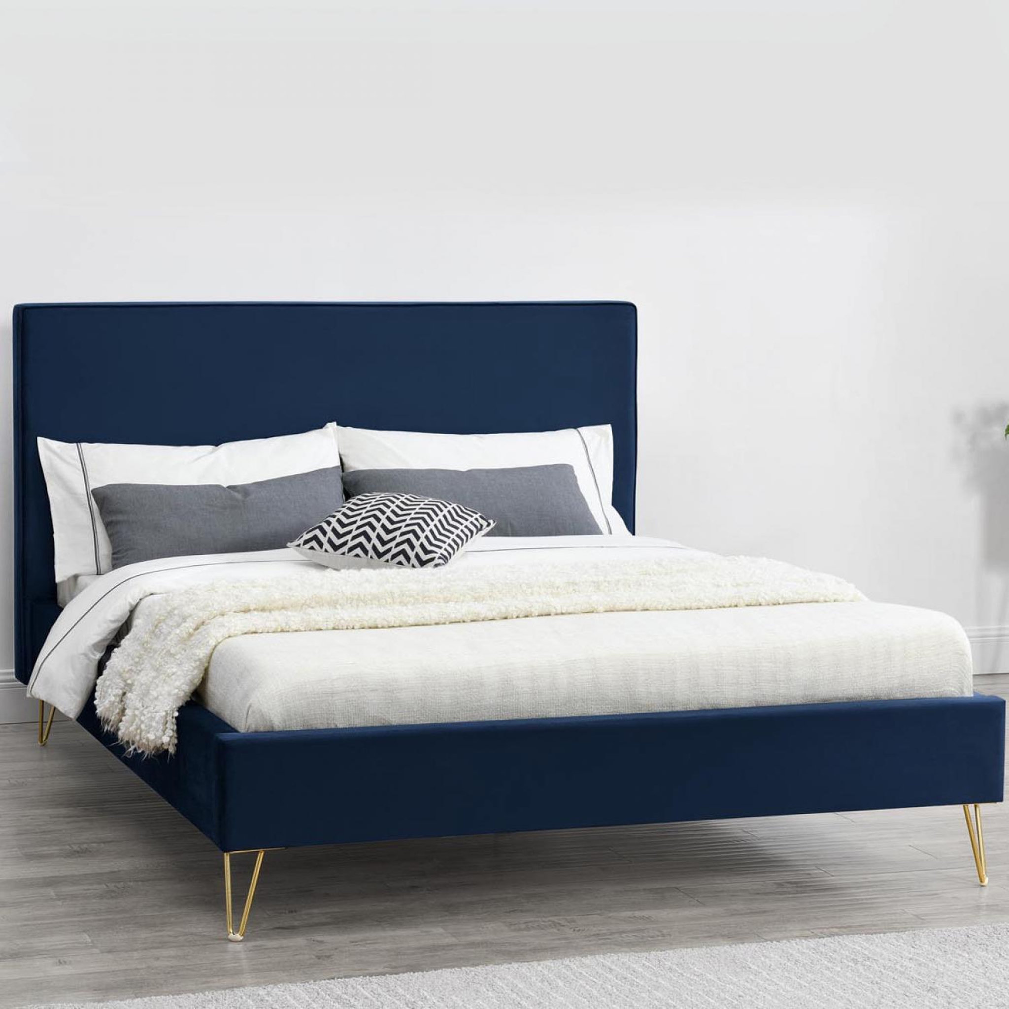Voir la diapositive 2 : CONCEPT USINE Lit 140 x 190 cm en velours et laiton bleu riverside
