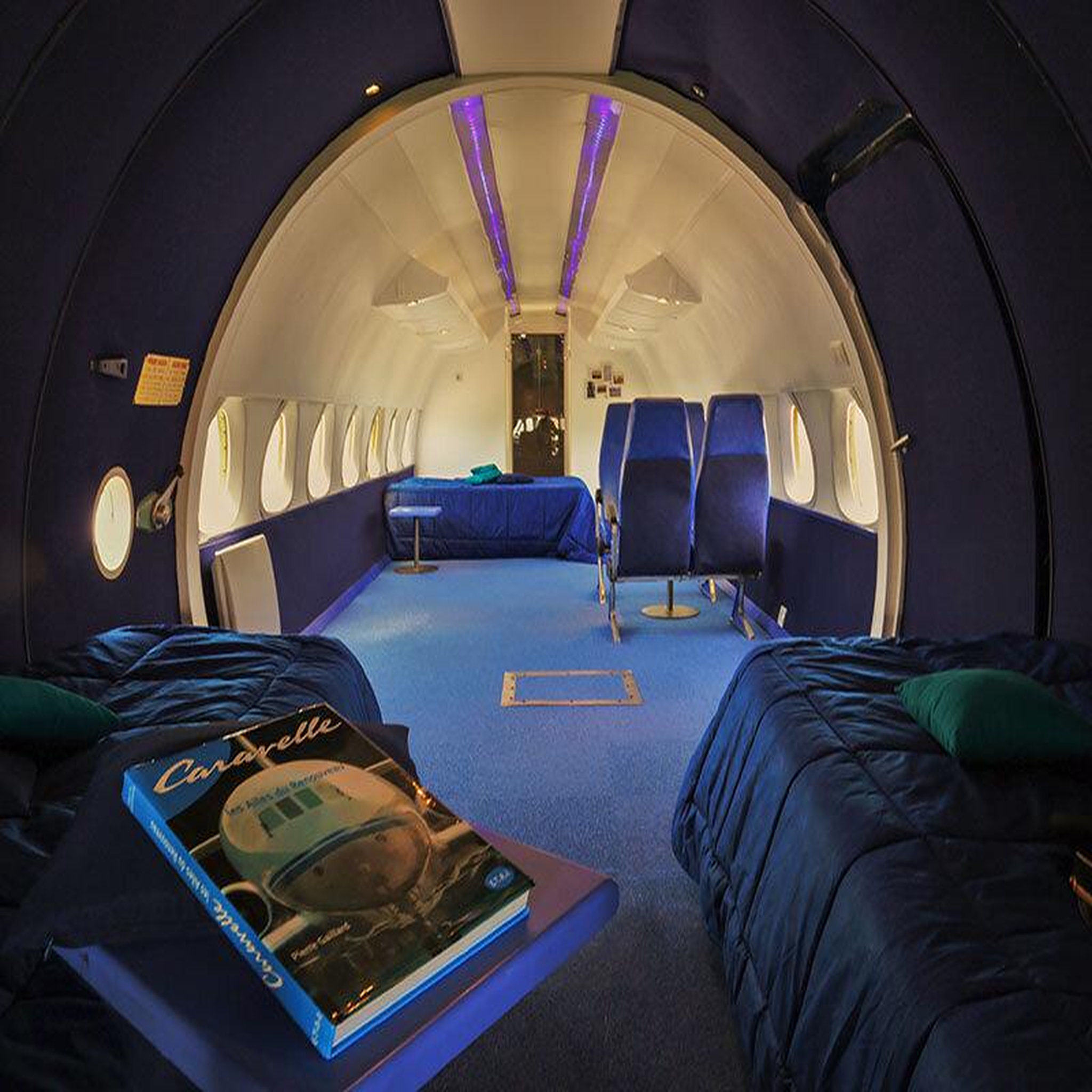 Voir la diapositive 2 : Smartbox 2 jours insolites en famille dans un avion caravelle près d'épinal - coffret cadeau séjour