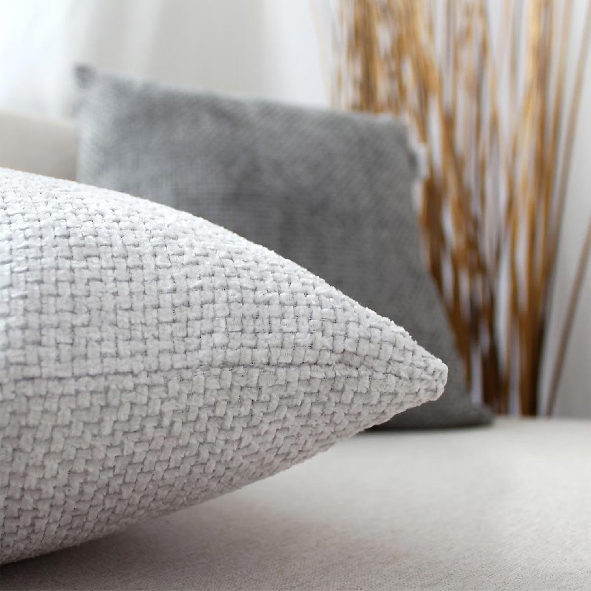 Voir la diapositive 2 : ENJOY HOME Coussin déco velours chenillé  kamala  40x40cm gris clair
