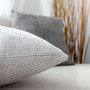 Voir la diapositive 2 : Paris Prix Coussin Déco Velours Chenillé  Kamala  40x40cm Gris Clair