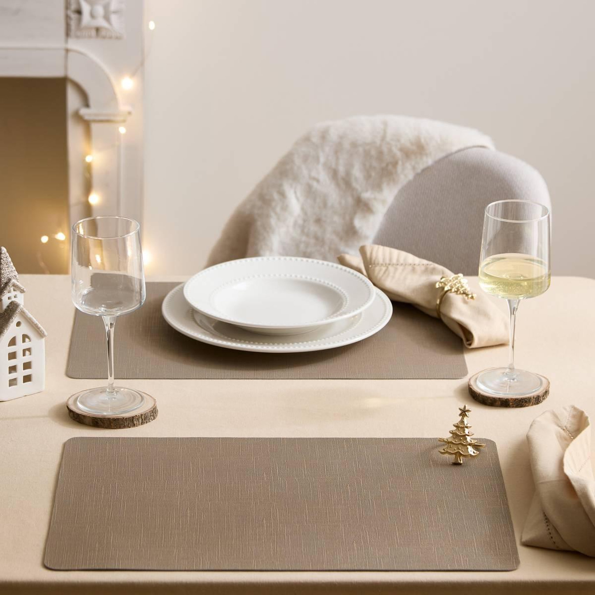 Voir la diapositive 4 : SECRET DE GOURMET Set de Table Rectangulaire  Esmée  30x45cm Taupe