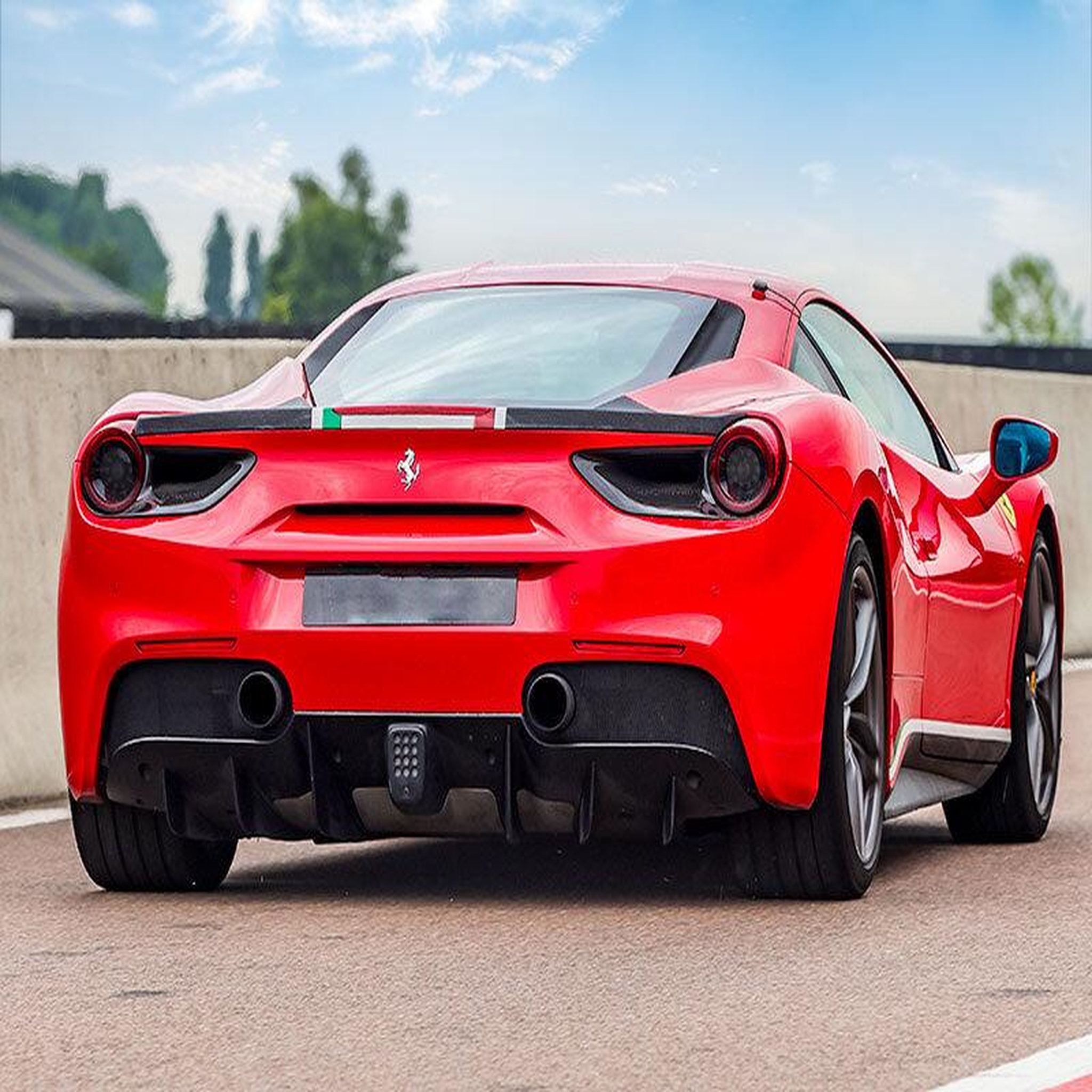 Voir la diapositive 3 : Smartbox Stage de pilotage : 5 tours sur le circuit de croix-en-ternois en ferrari 488 gtb - coffret cadeau sport & aventure