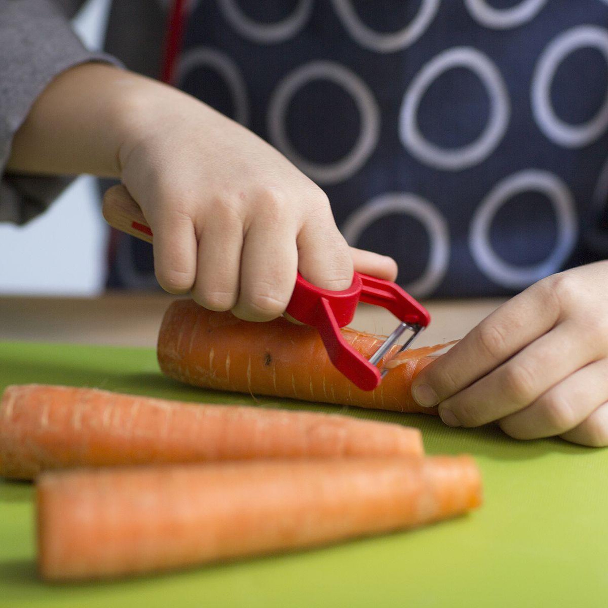Voir la diapositive 4 : Opinel Eplucheur Le petit chef