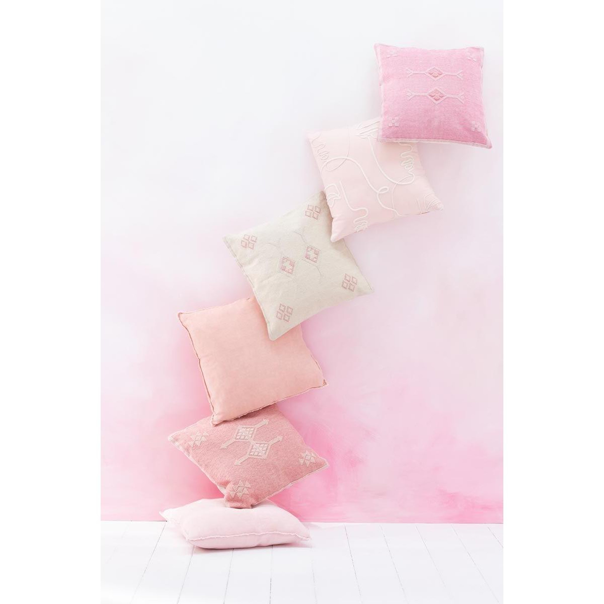 Voir la diapositive 4 : J-LINE Coussin design  diamants  45x45cm crème & rose