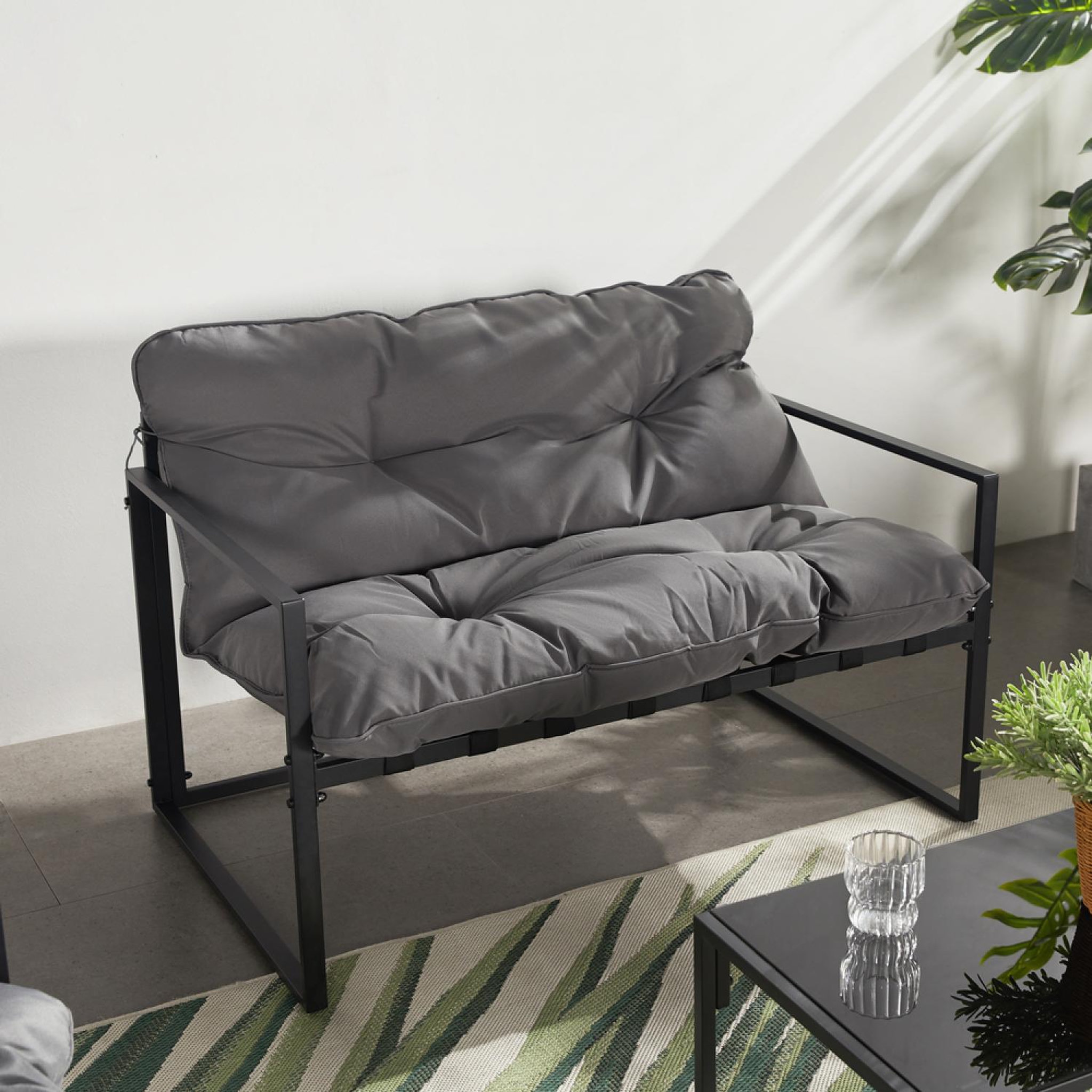 Voir la diapositive 6 : CONCEPT USINE Salon de jardin 4 places contemporain noir et coussins gris rabat