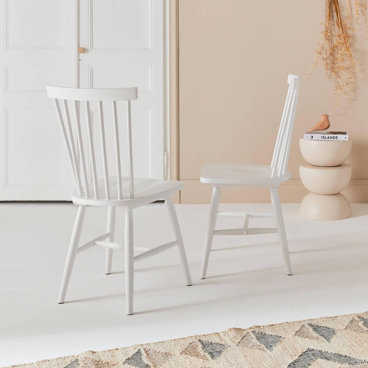 SWEEEK Lot de 2 chaises blanches à barreaux en bois d'hévéa. ROMIE. L 50.8 x P 44.2 x H 90cm.