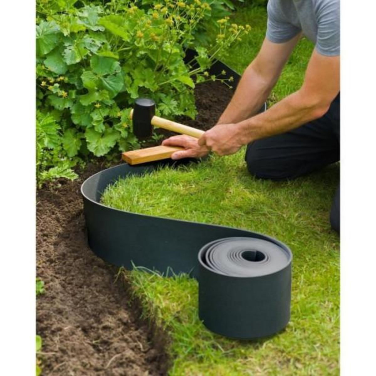 NATURE Bordure de jardin - NATURE - Noir - PE recyclé, épaisseur 3 mm - H15 cm x 10 m - 10 Ancres noires - H26,7 x 1,9 x 1,8cm