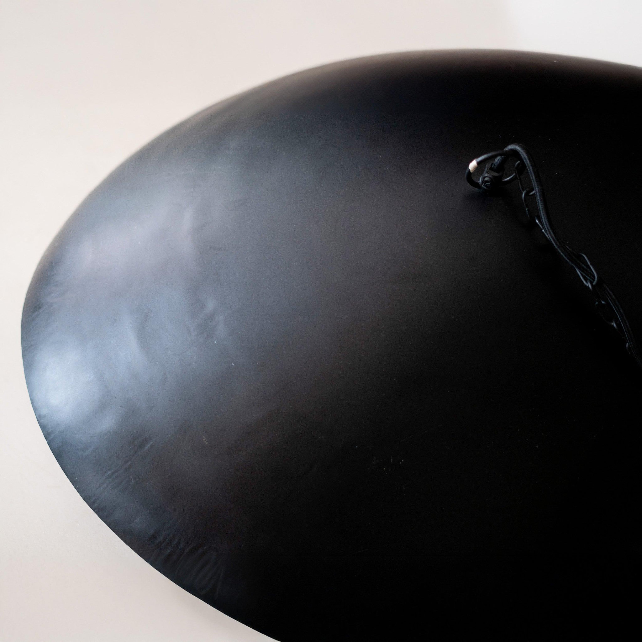 Voir la diapositive 3 : MAISON PAVANE Suspension en métal noir et doré 74 cm-pacha