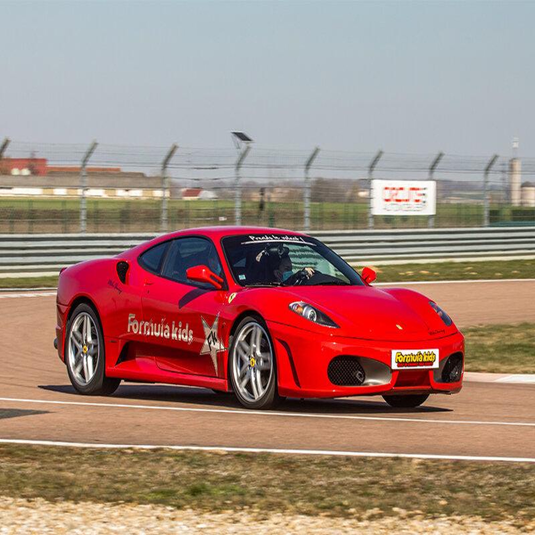 Voir la diapositive 2 : Smartbox Stage pilotage enfant : 8 ou 10 tours de circuit au volant d'une Ferrari F430 - Coffret Cadeau Sport & Aventure