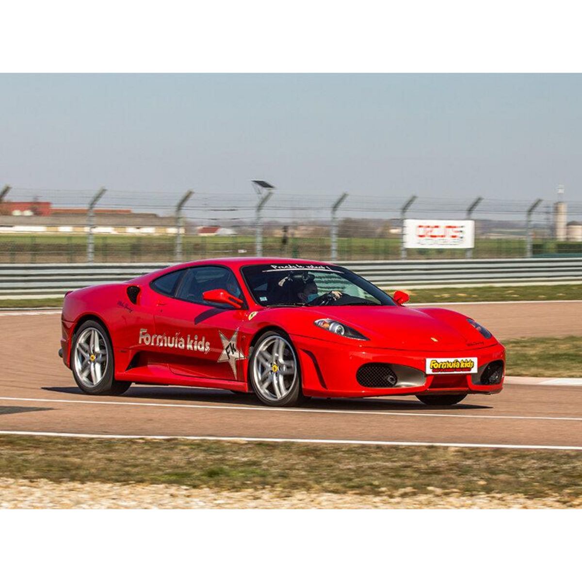 Smartbox Stage pilotage enfant : 8 ou 10 tours de circuit au volant d'une Ferrari F430 - Coffret Cadeau Sport & Aventure