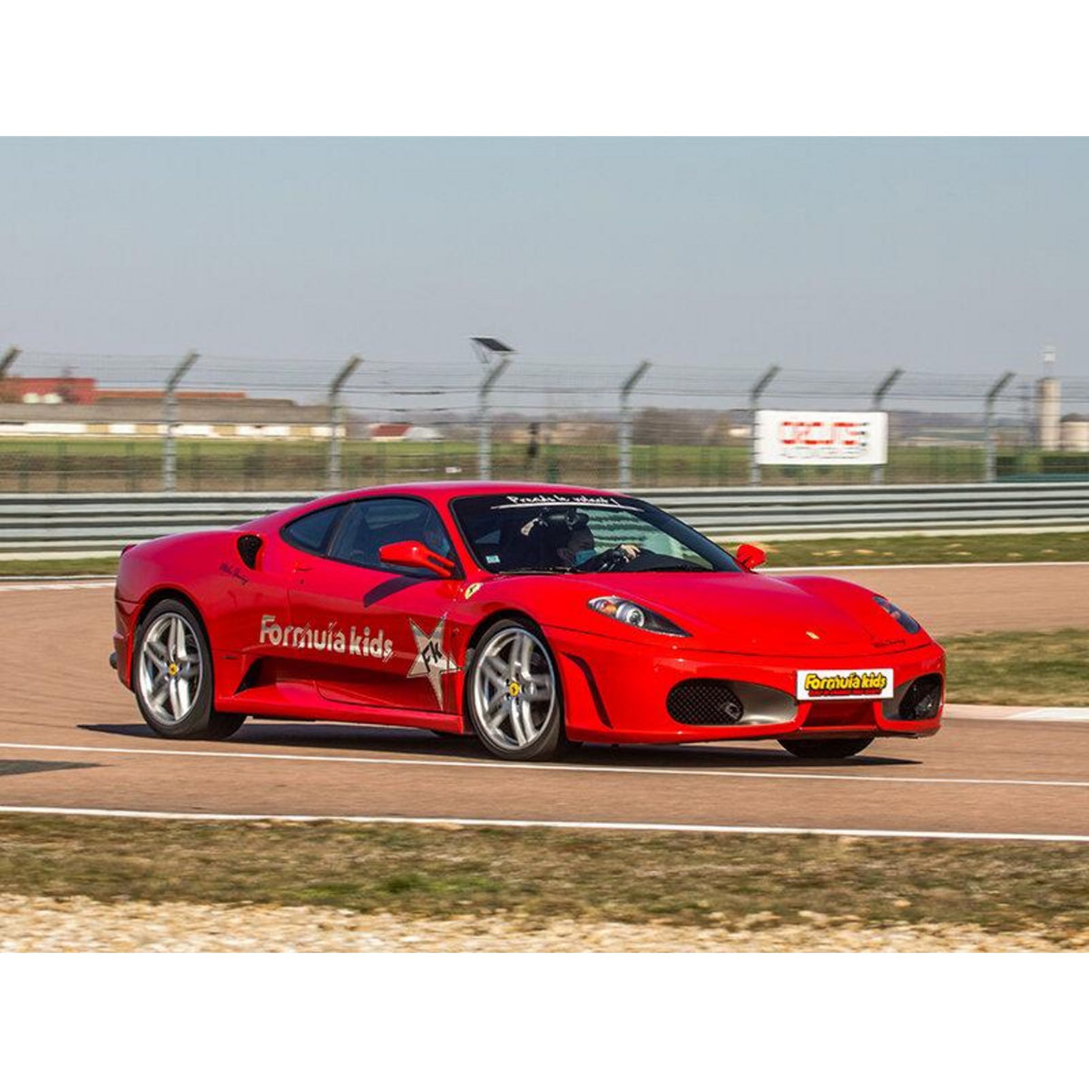 Smartbox Stage pilotage enfant : 8 ou 10 tours de circuit au volant d'une Ferrari F430 - Coffret Cadeau Sport & Aventure