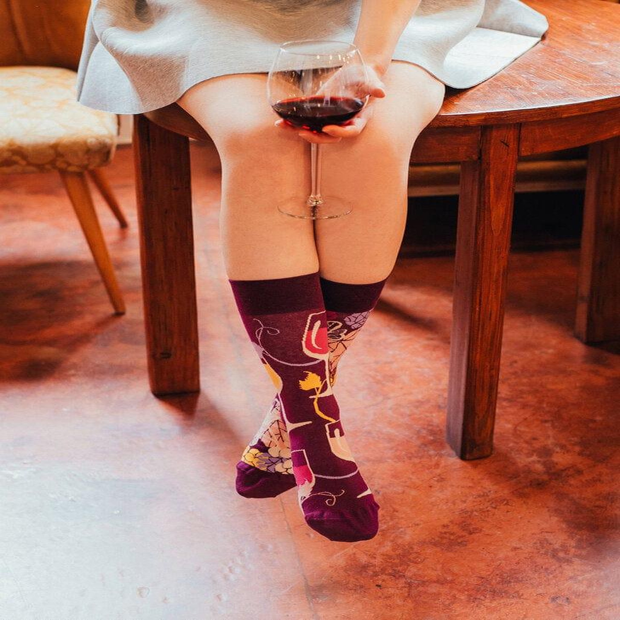 Voir la diapositive 4 : DEDOLES Chaussettes vin rouge et raisins