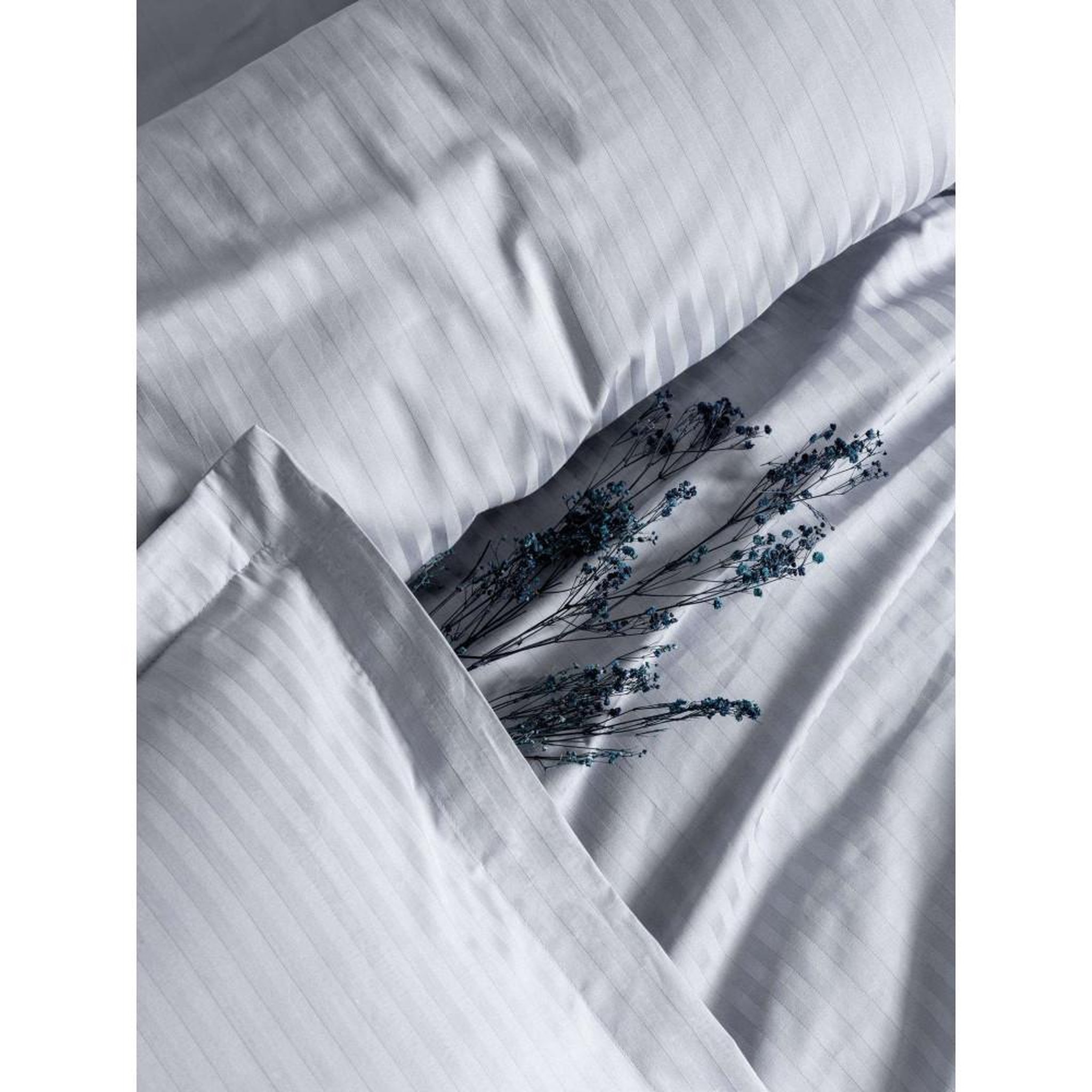 Voir la diapositive 2 : GENERIQUE Parure de lit - 1 housse de couette 140 x 200cm + 1 taies d'oreiller 60 x 60 cm - Satin - Imprimé rayures Gris