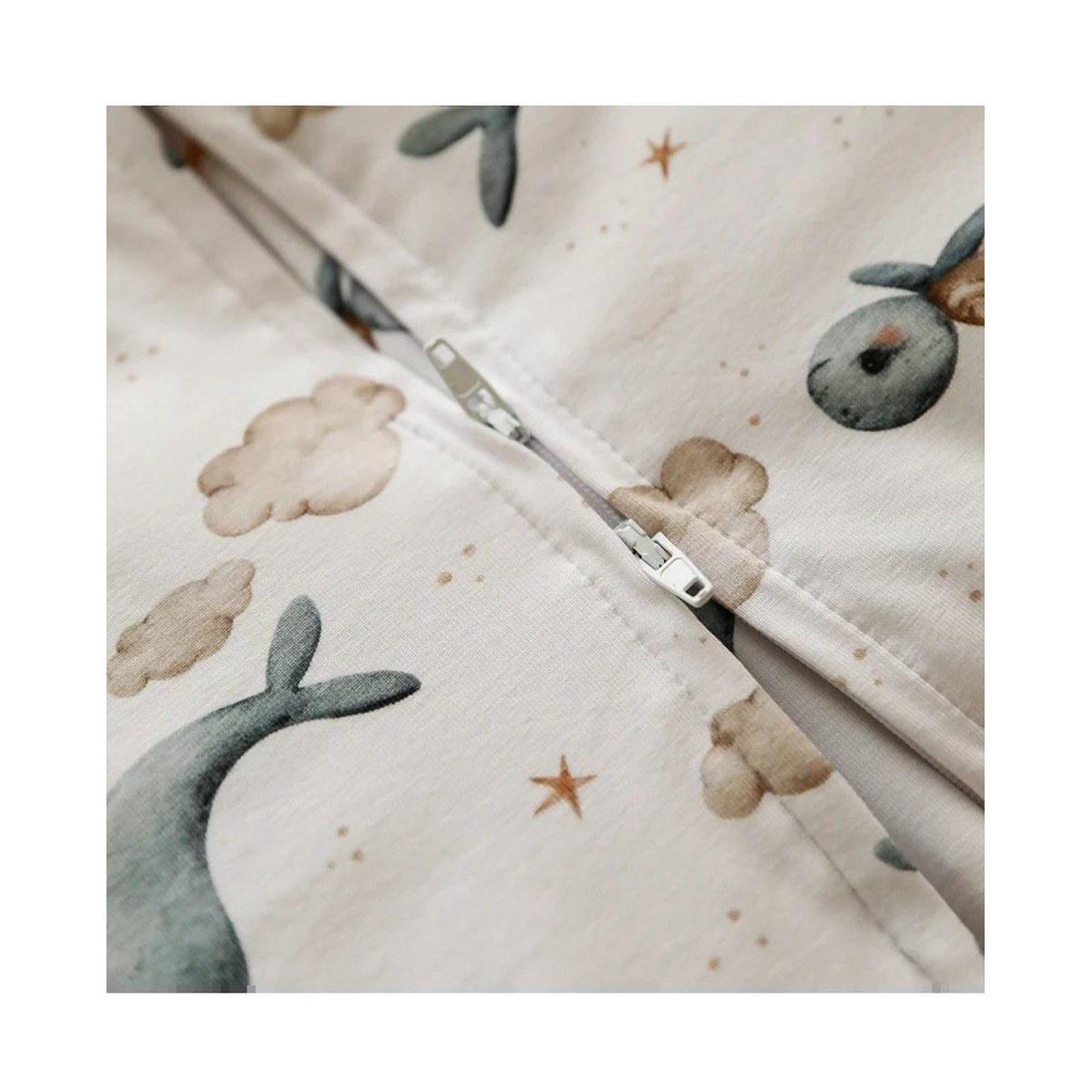 Voir la diapositive 2 : WALDIN Gigoteuse à jambes en coton 2,5 TOG - taille S (1-2 ans) - motif baleine, blanc