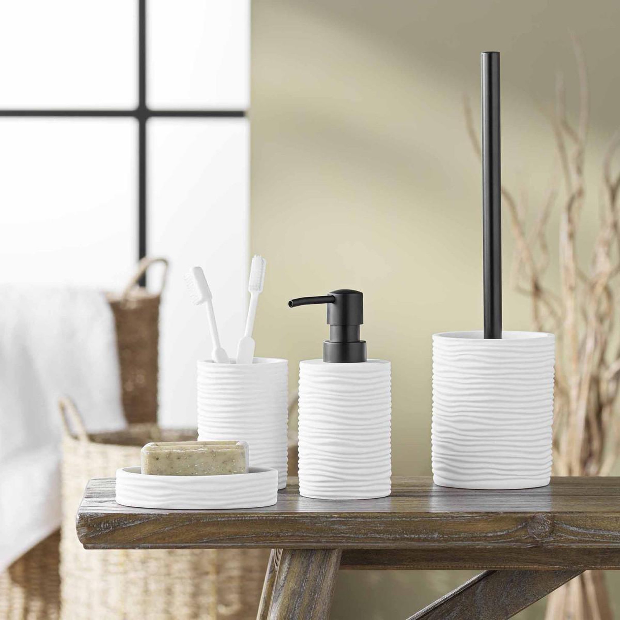 Voir la diapositive 3 : Douceur d'Intérieur Brosse wc effet strié  siloa  35cm blanc