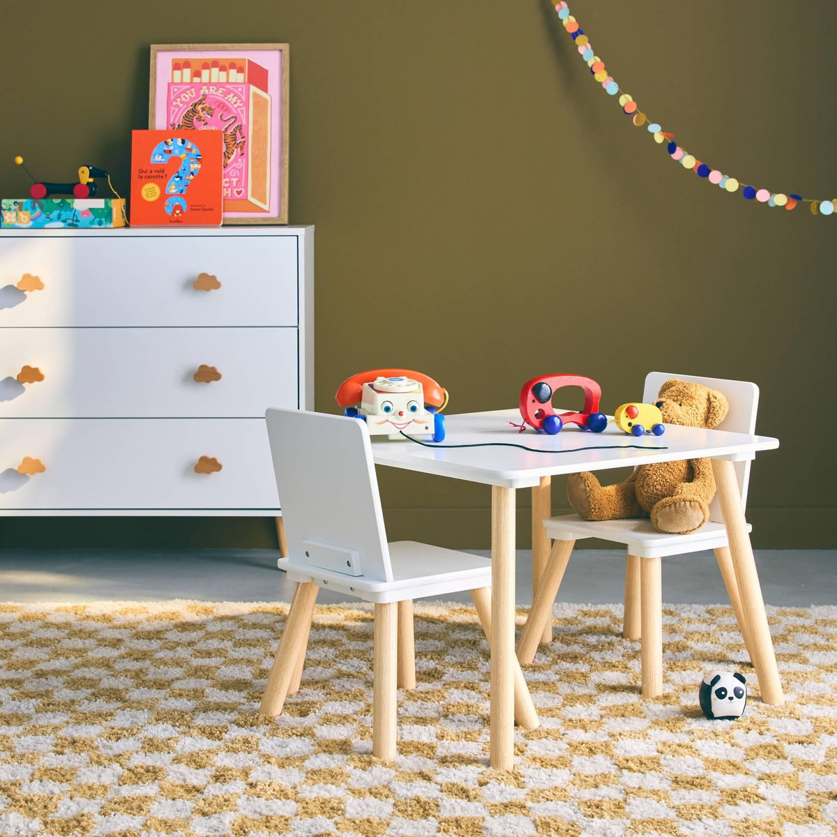 SWEEEK Table carrée enfant avec 2 chaises. pieds en pin. blanc