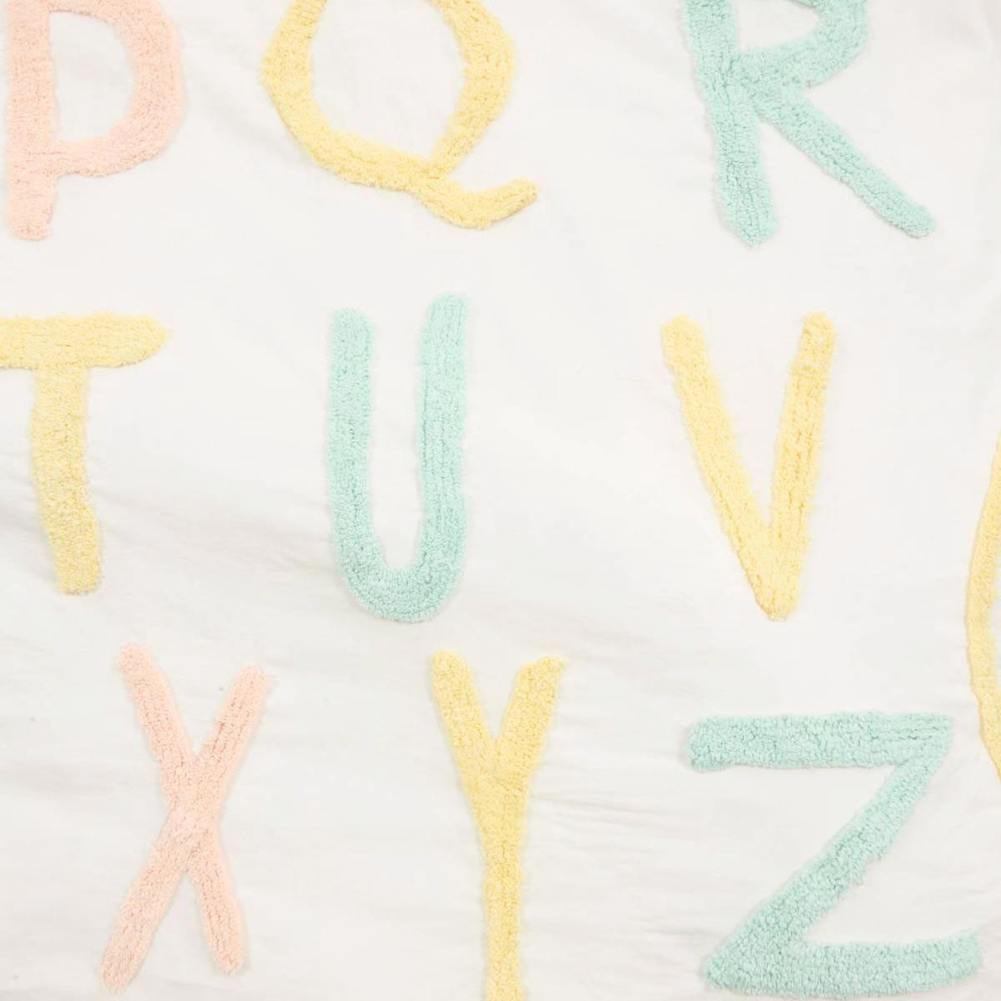 Voir la diapositive 2 : Atmosphera Kids Parure de lit tufté  alphabet  140x200cm multicolore
