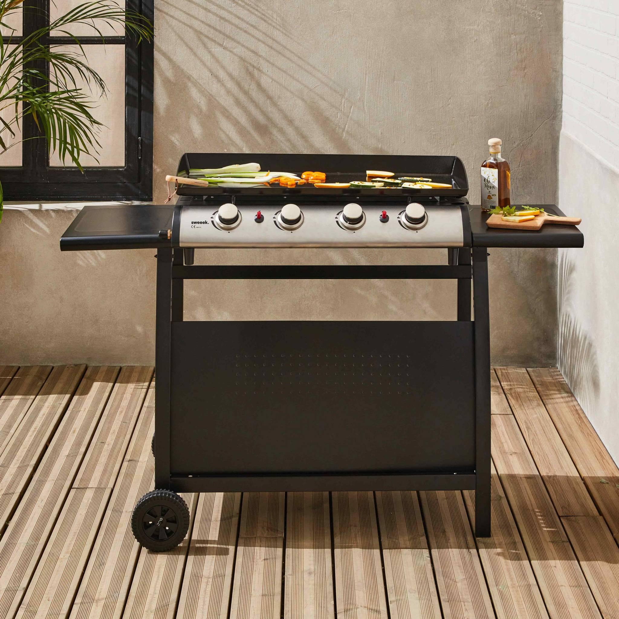 Voir la diapositive 2 : SWEEEK Plancha au gaz 4 brûleurs sur chariot - Porthos - 10kW. plancha à gaz avec desserte . cuisine extérieure. plaque émaillée. inox. barbecue