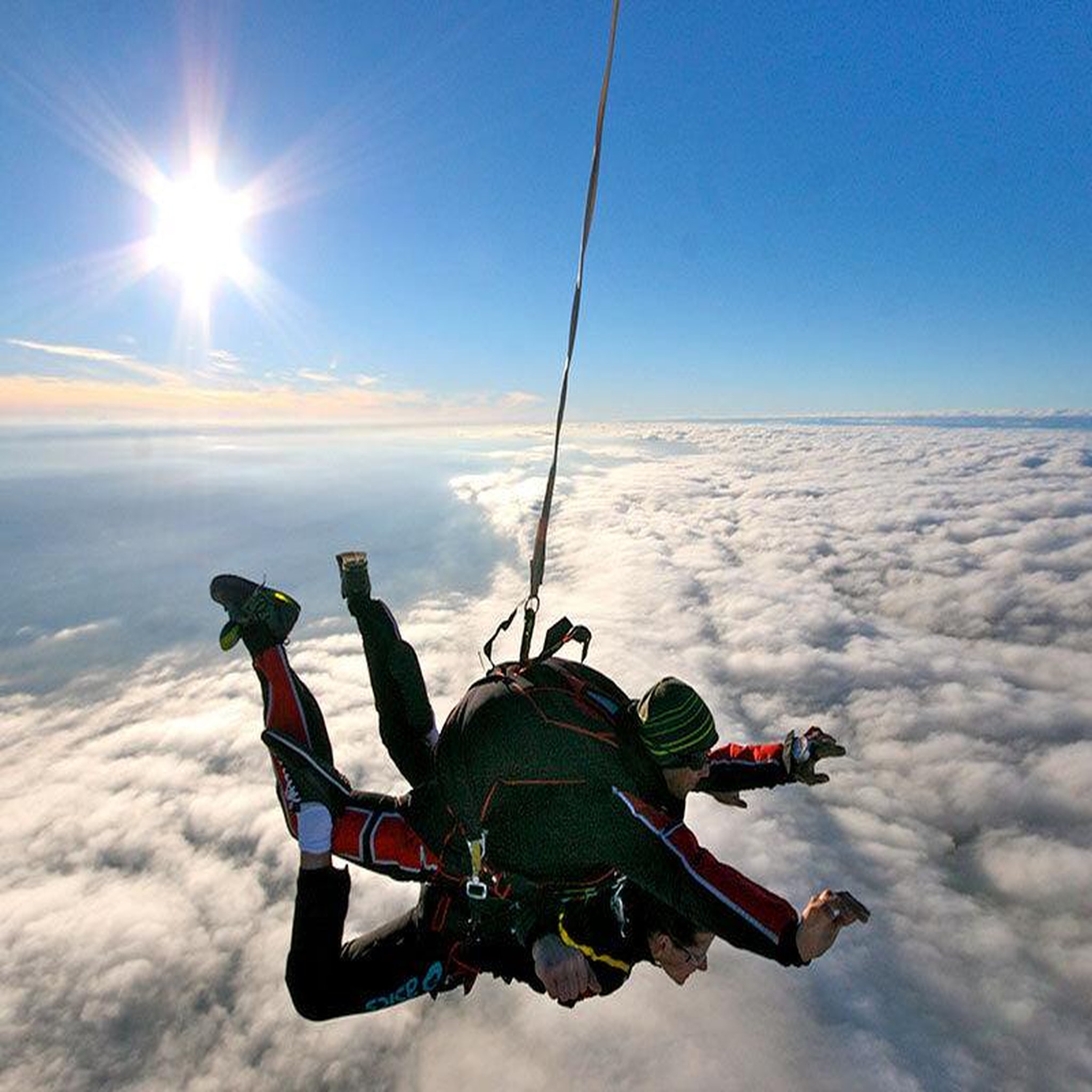 Voir la diapositive 4 : Smartbox Saut en parachute en tandem à Aubenas en Ardèche - Coffret Cadeau Sport & Aventure
