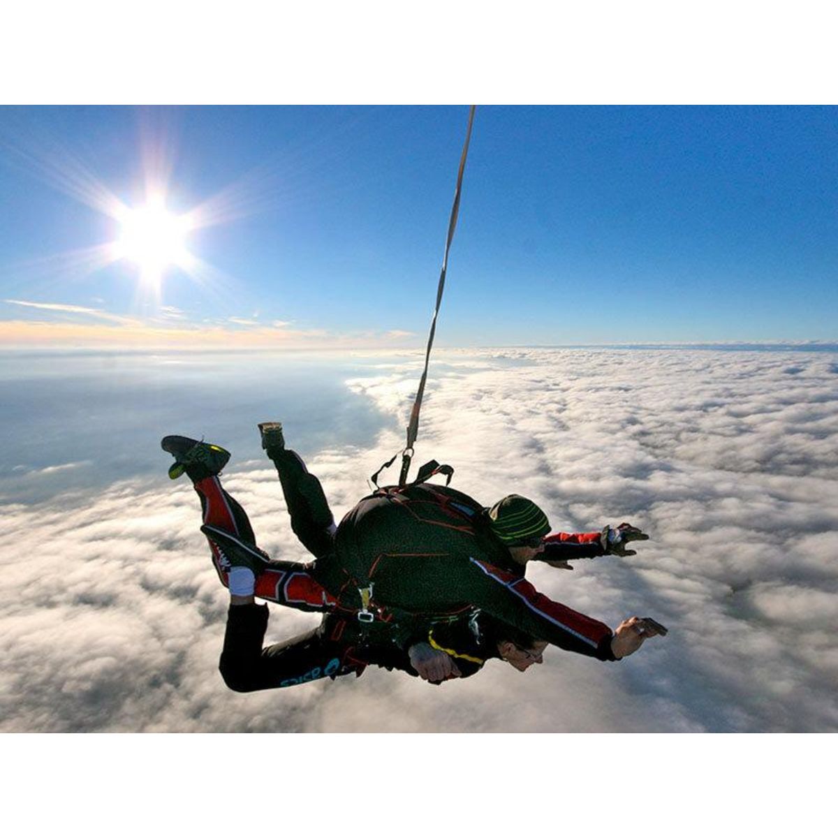 Smartbox Saut en parachute en tandem à Aubenas en Ardèche - Coffret Cadeau Sport & Aventure