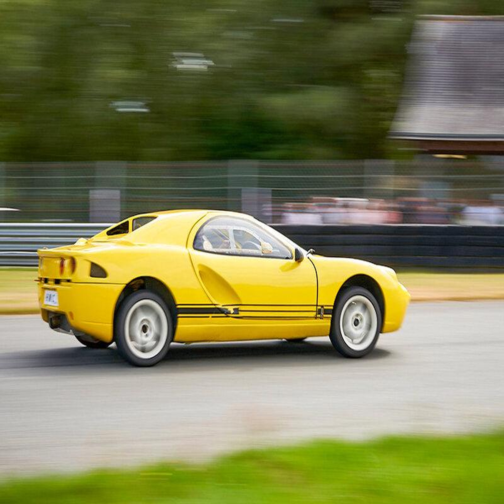 Voir la diapositive 2 : Smartbox 6 tours au volant d'une ford mustang et 2 tours de baptême à bord d'une berline hommell à lohéac - coffret cadeau sport & aventure