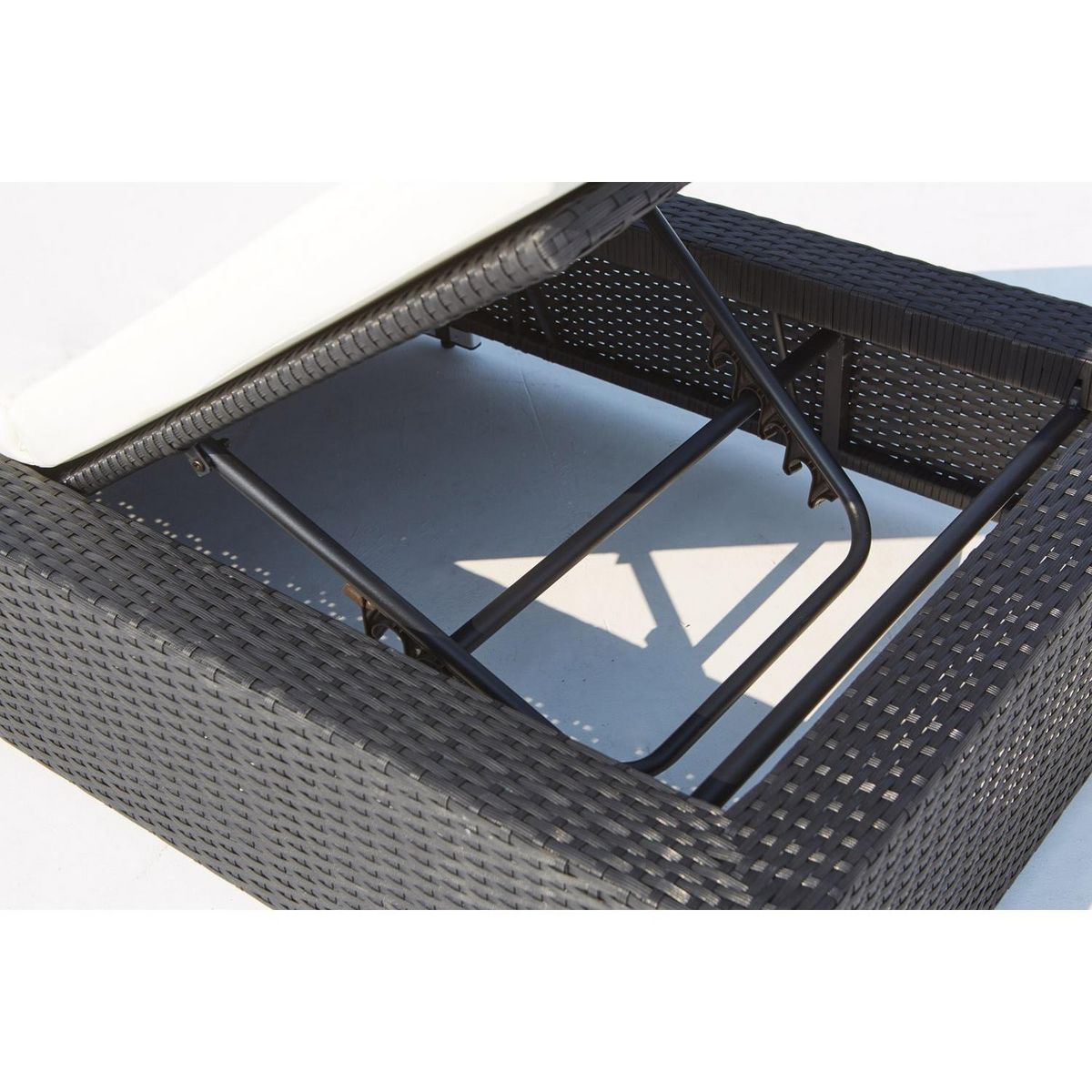 CONCEPT USINE Bain de soleil avec matelas en résine tressée noir et blanc SUNSHINE