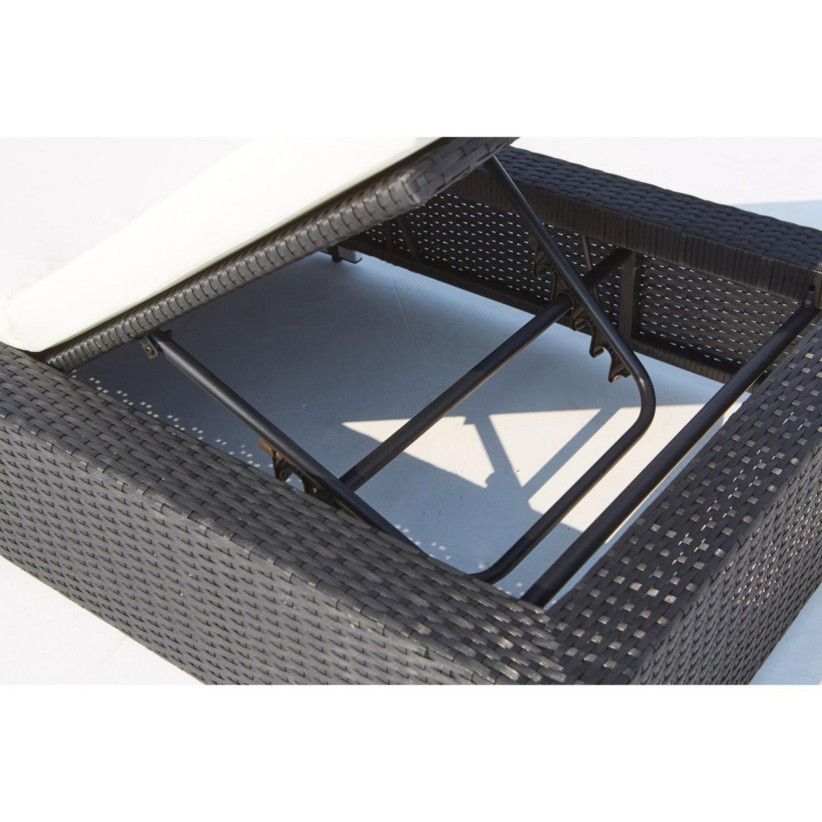 CONCEPT USINE Bain de soleil avec matelas en résine tressée noir et blanc SUNSHINE