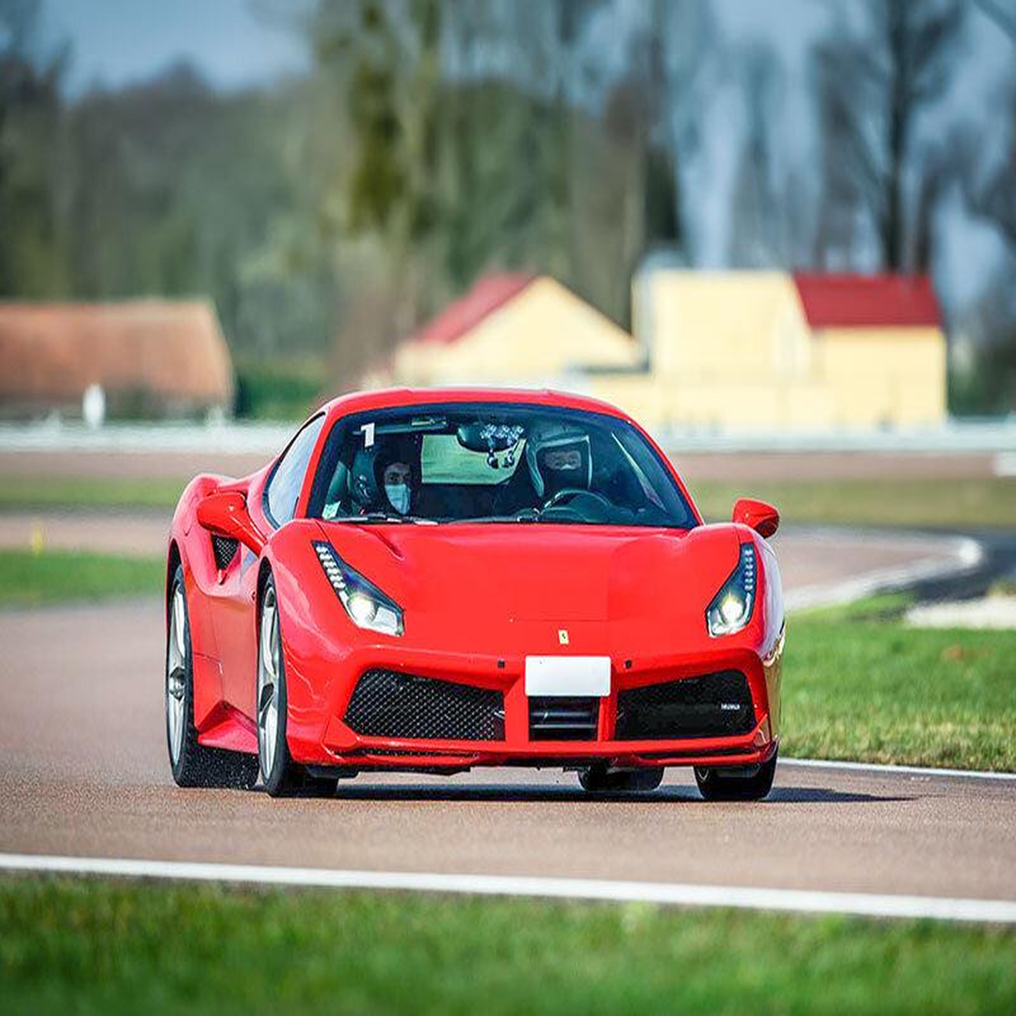 Voir la diapositive 3 : Smartbox Stage de pilotage : 2 tours au volant ou en passager en Ferrari 488 GTB sur circuit - Coffret Cadeau Sport & Aventure
