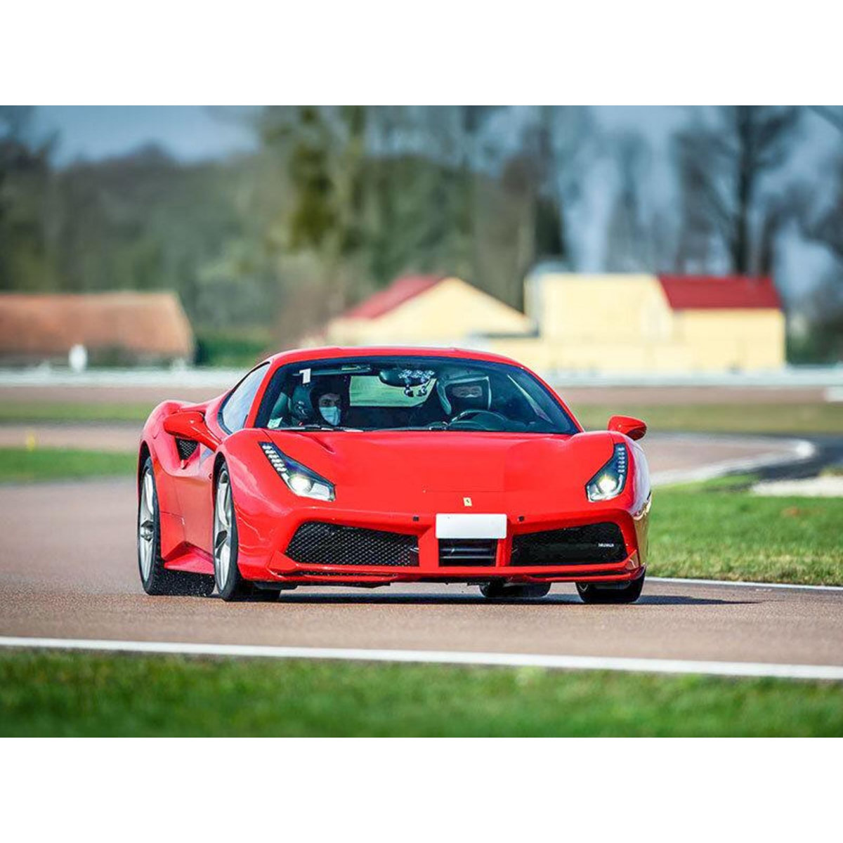 Smartbox Stage de pilotage : 2 tours au volant ou en passager en Ferrari 488 GTB sur circuit - Coffret Cadeau Sport & Aventure