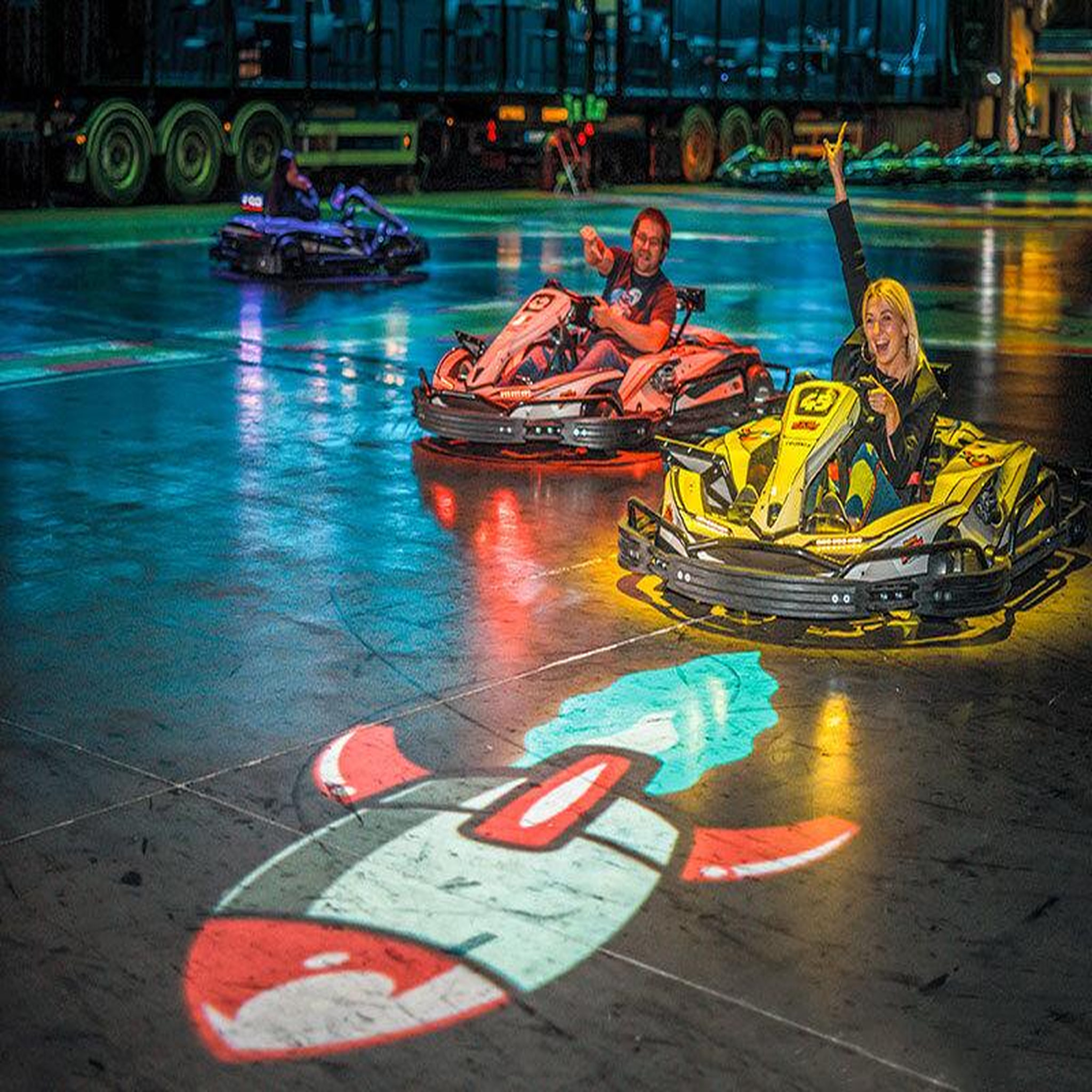 Voir la diapositive 3 : Smartbox 3 sessions de karting intéractif pour 4 personnes près de tours - coffret cadeau sport & aventure