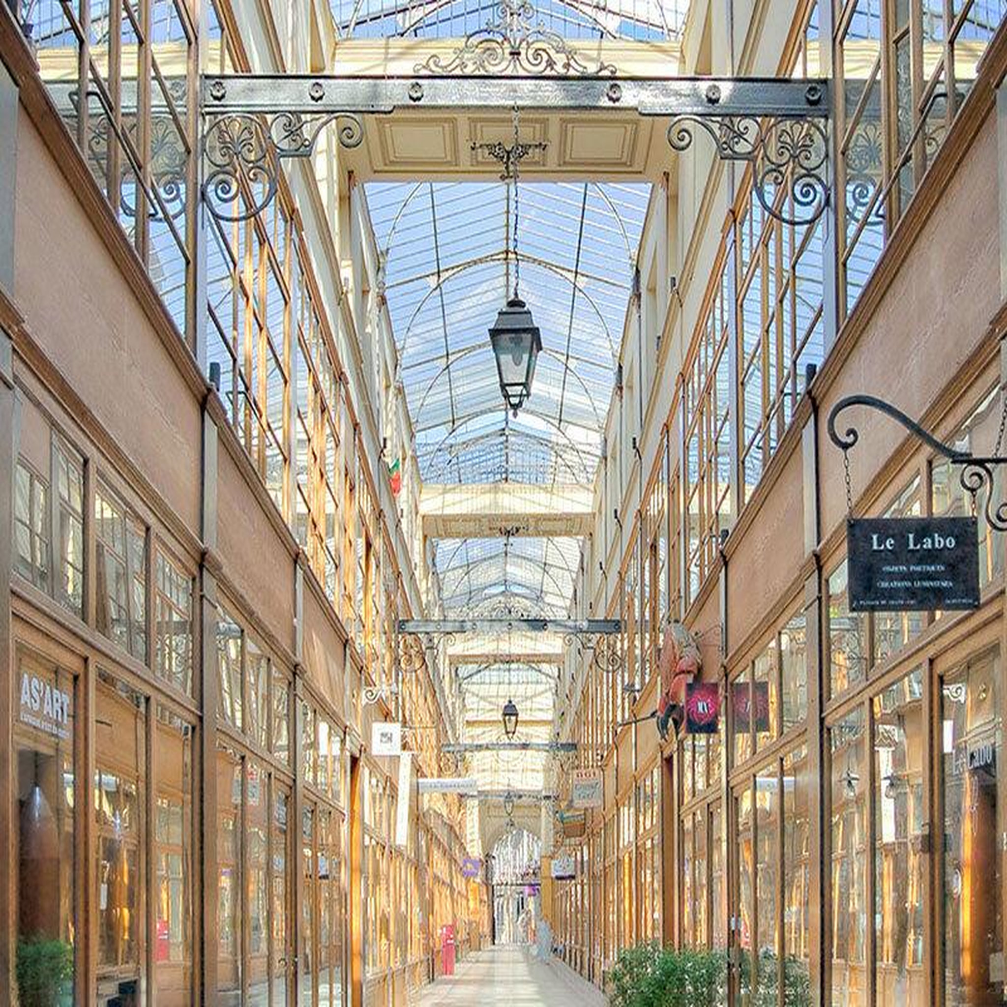 Voir la diapositive 2 : Smartbox Visite privée guidée des passages couverts parisiens pour un groupe de curieux - coffret cadeau sport & aventure