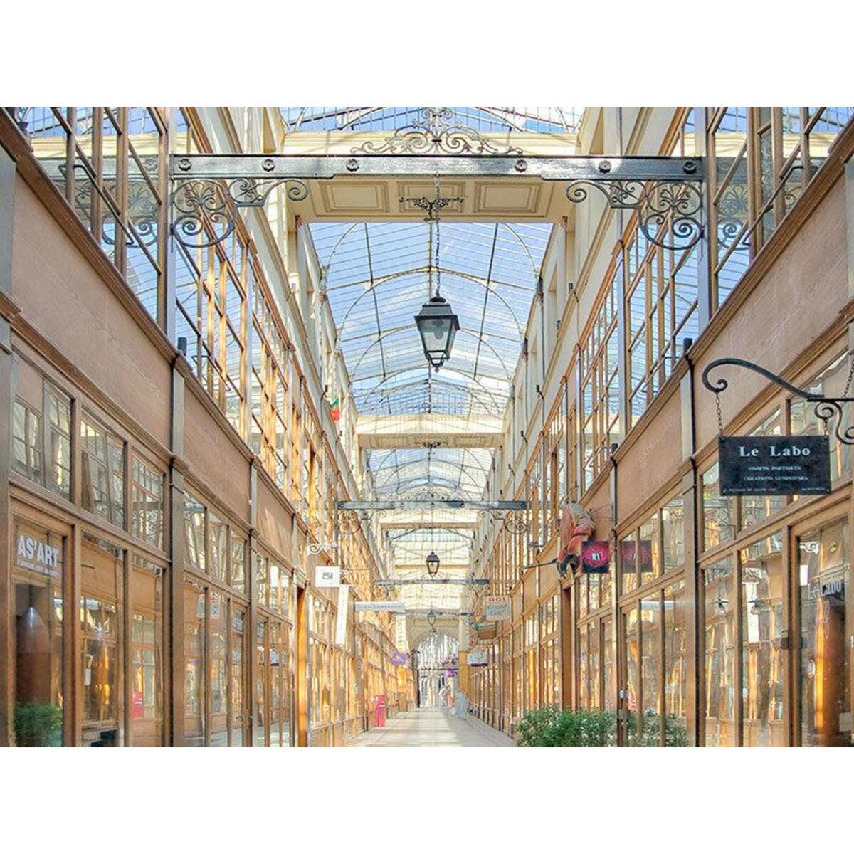 Smartbox Visite privée guidée des passages couverts parisiens pour un groupe de curieux - Coffret Cadeau Sport & Aventure