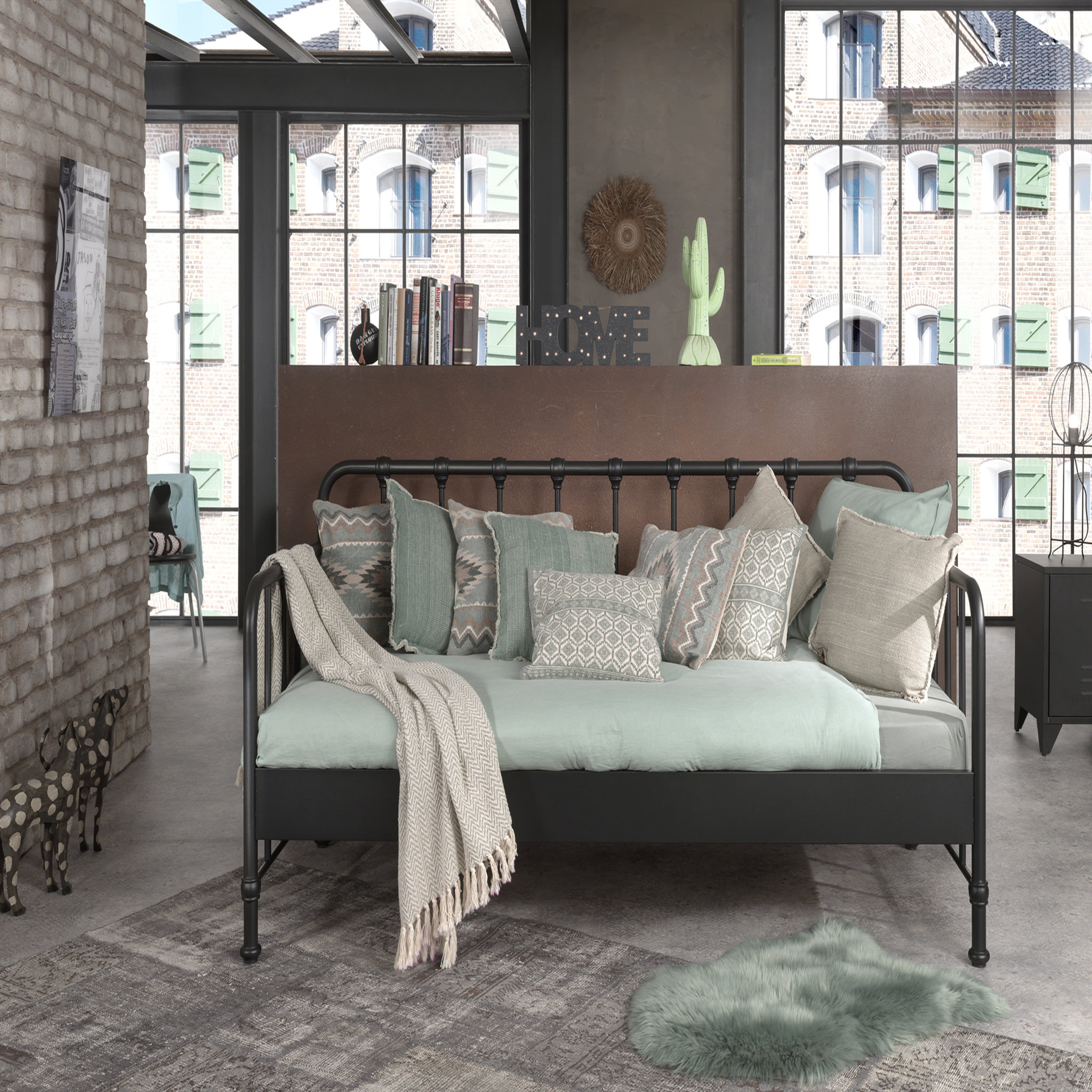 Voir la diapositive 2 : Lit banquette en métal 90x200cm HARLEM