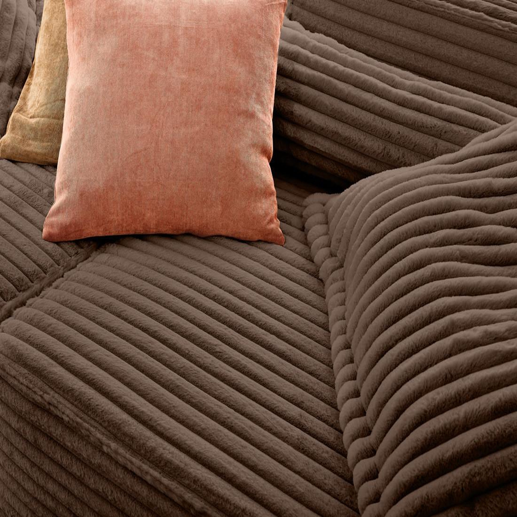 Voir la diapositive 5 : LISA DESIGN Richie - canapé droit 3 places avec double méridienne - assise profonde - en fausse fourrure côtelée