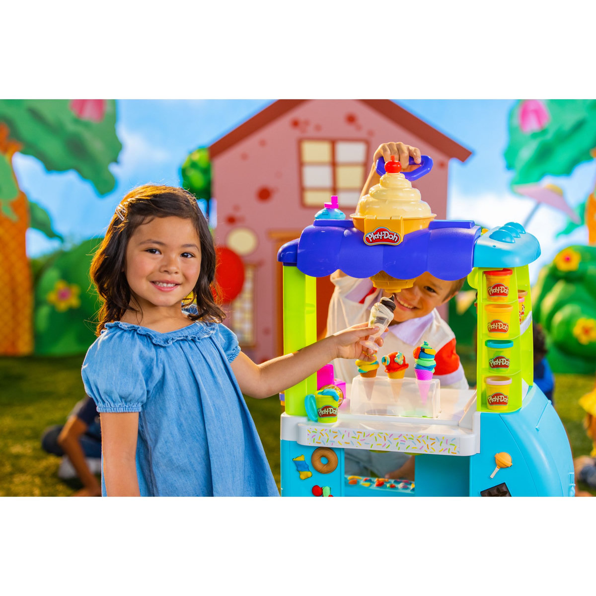 HASBRO Play-Doh Camion de glace géant, 27 accessoires et 12 pots de pâte à modeler, sons réalistes