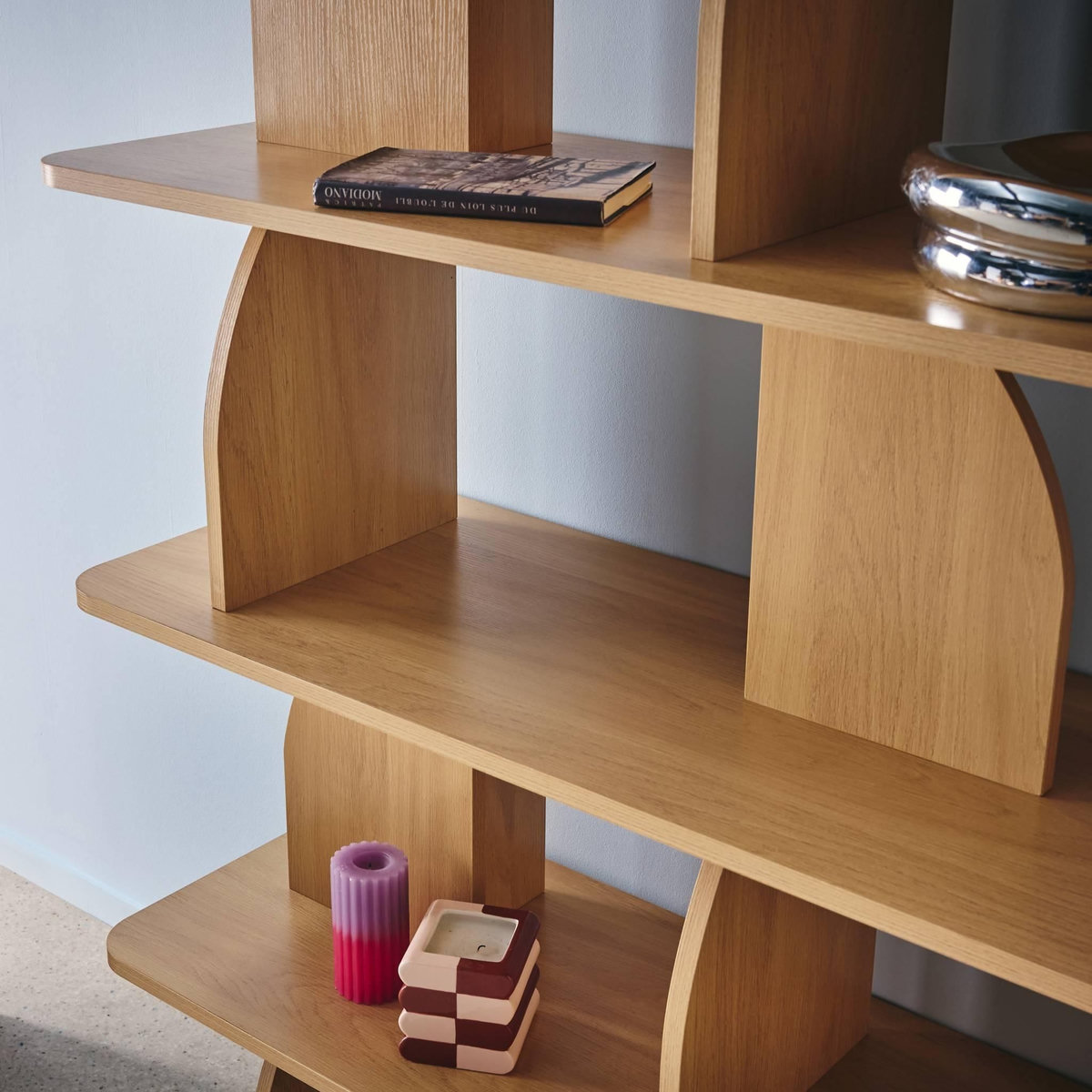 SWEEEK Etagère. bibliothèque exotique décor bois chêne 5 niveaux. séparateurs courbés - Alva