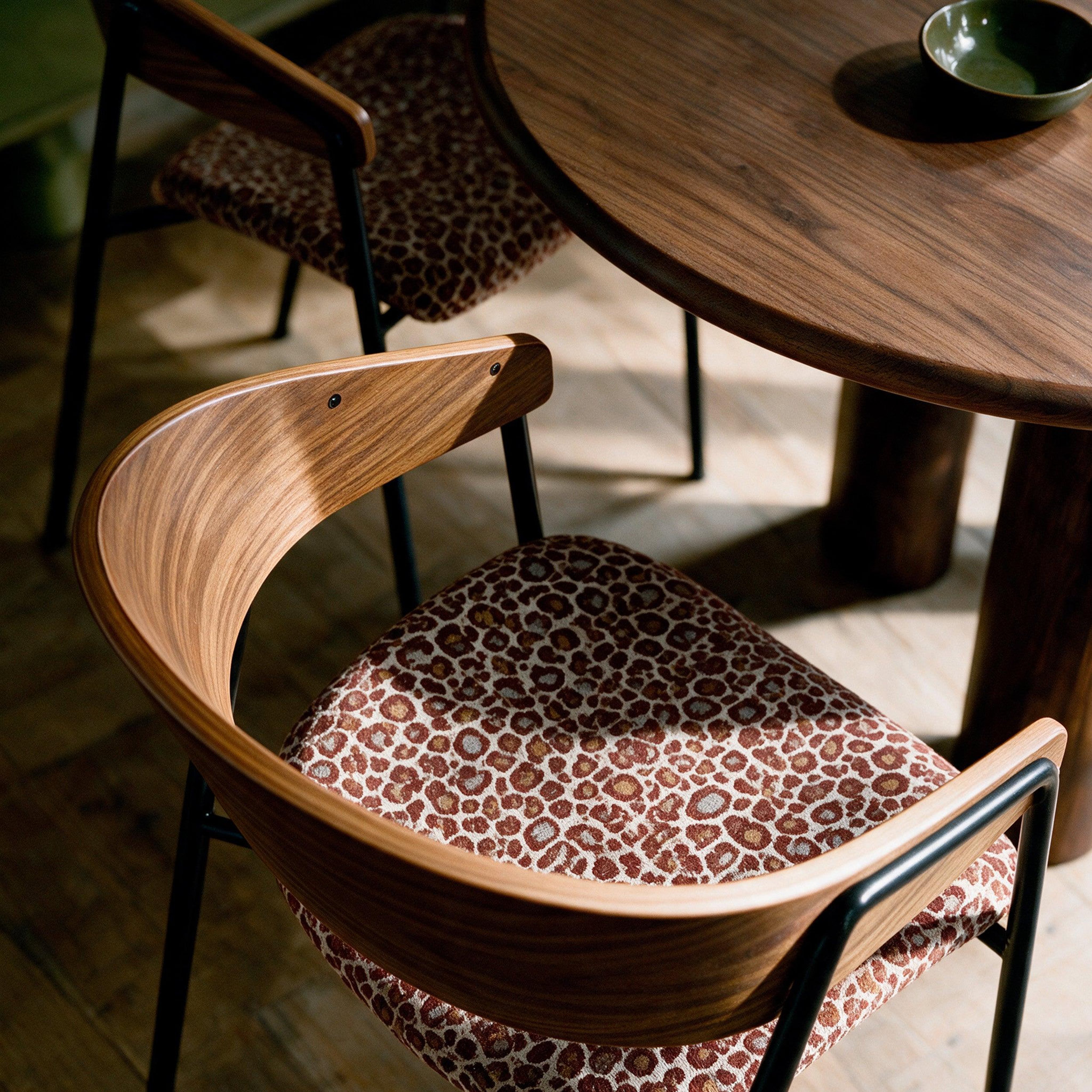 Voir la diapositive 6 : MAISON PAVANE Lot de 2 chaises en tissu léopard bordeaux et bois de noyer-Esmée