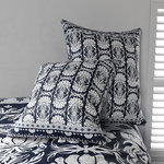 Les Ateliers du Linge Coussin imprimé 100%coton folk. Coloris disponibles : Bleu