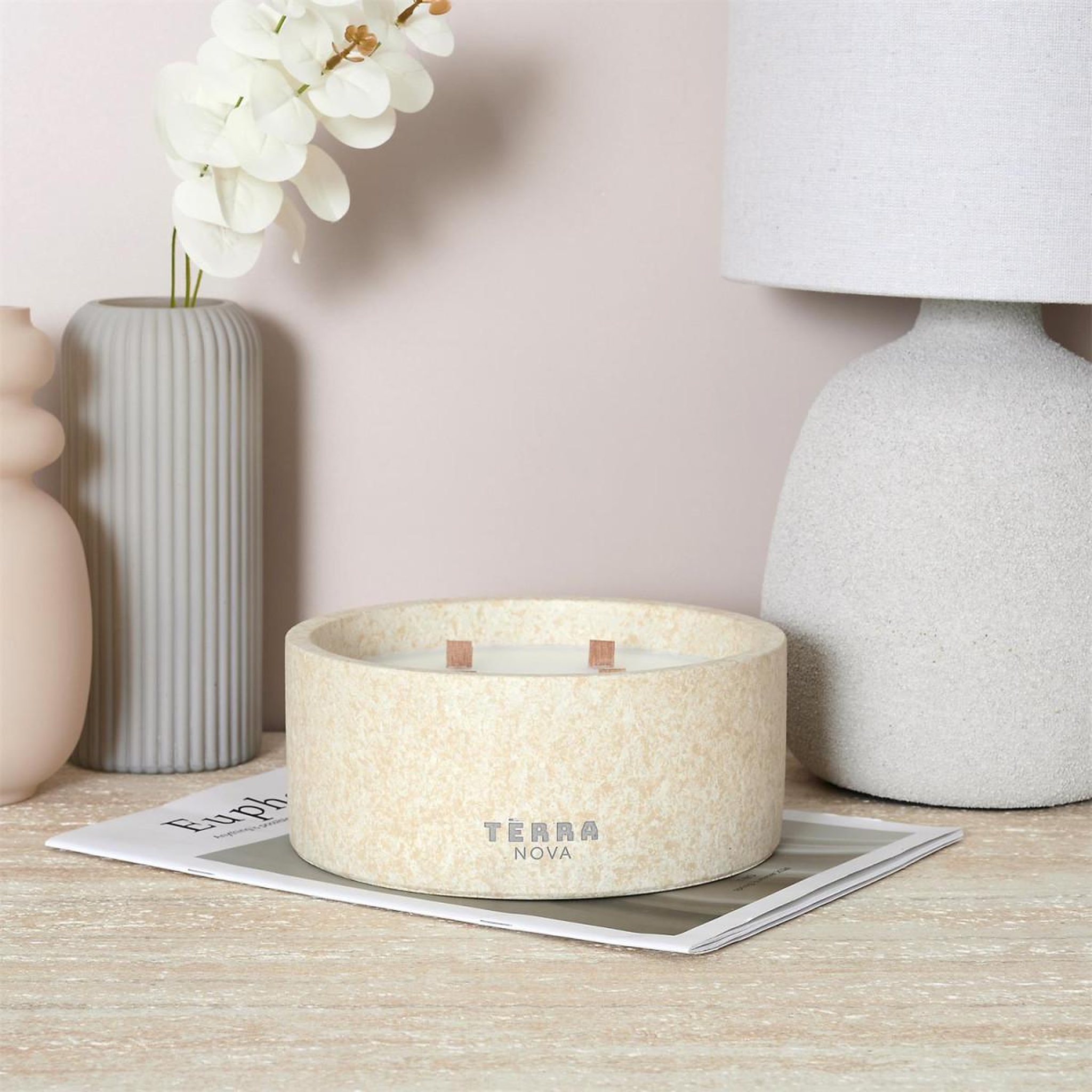 Voir la diapositive 3 : The Home Deco Factory Bougie parfumée en ciment  terra nova  550g patchouli