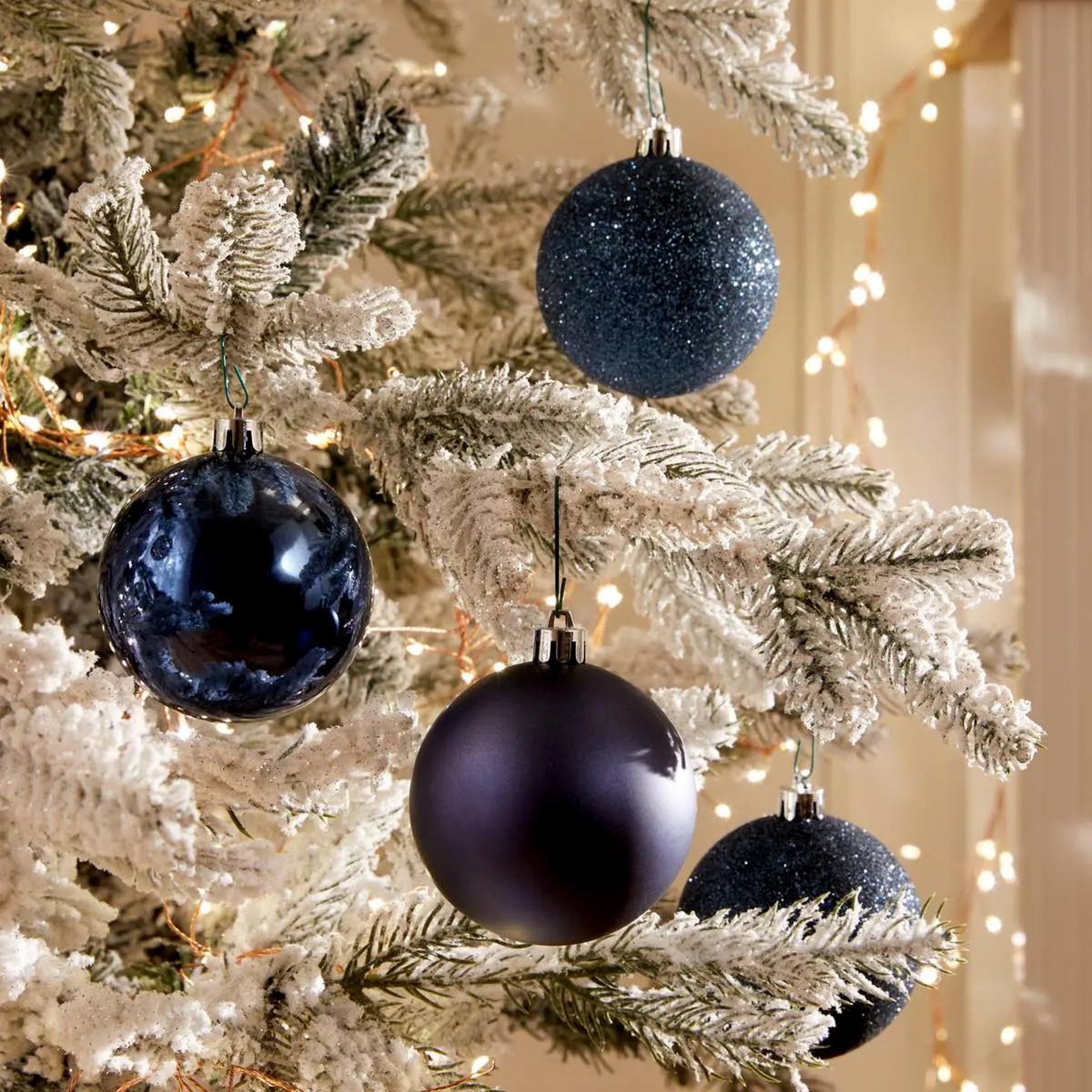 Voir la diapositive 6 : FEERIC LIGHT & CHRISTMAS Lot de 4 Boules de Noël  Colorama  8cm Bleu Nuit
