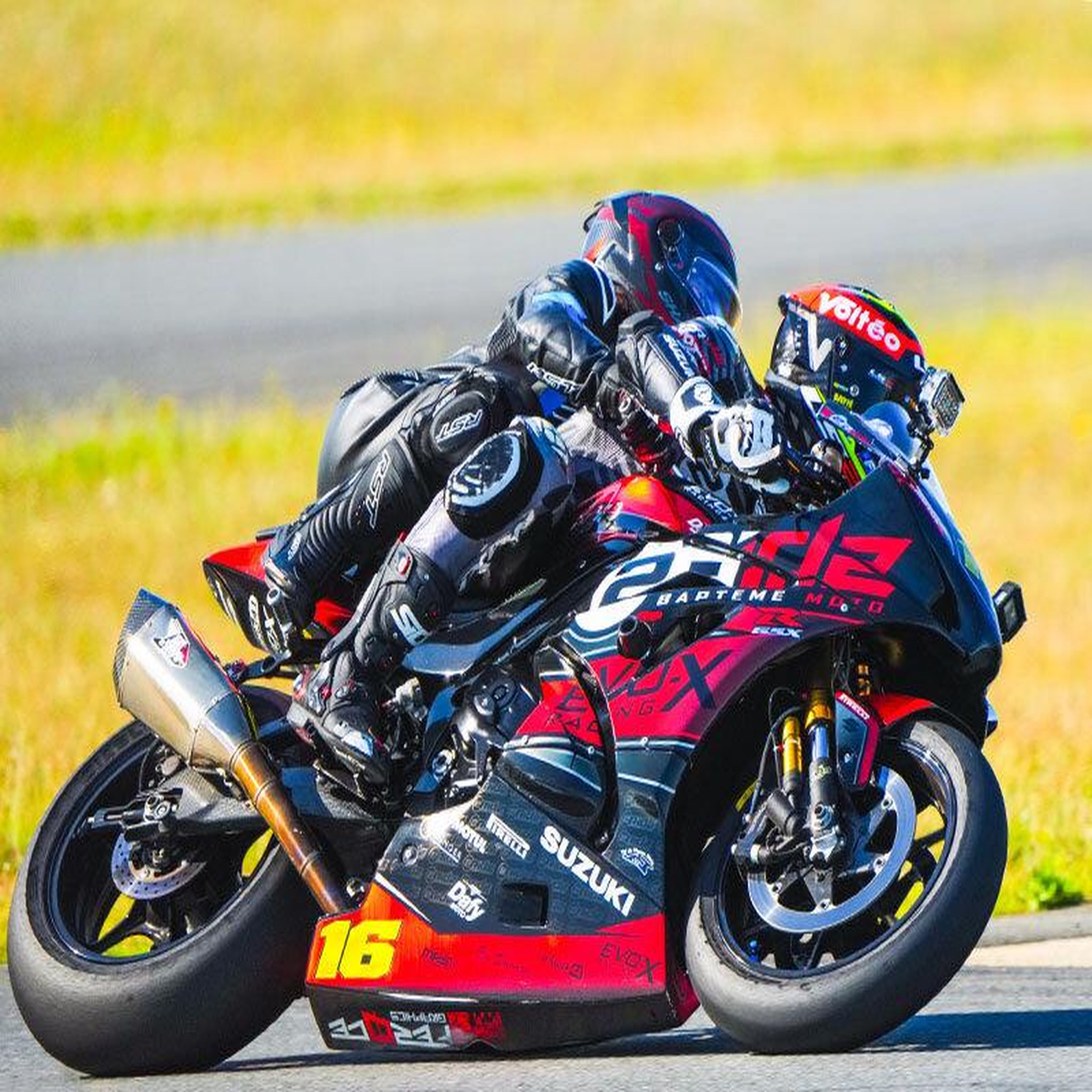 Voir la diapositive 3 : Smartbox Baptême passager en moto : 3 tours à l'arrière d'un pilote professionnel sur le circuit de Fontenay-le-Comte - Coffret Cadeau Sport & Aventure