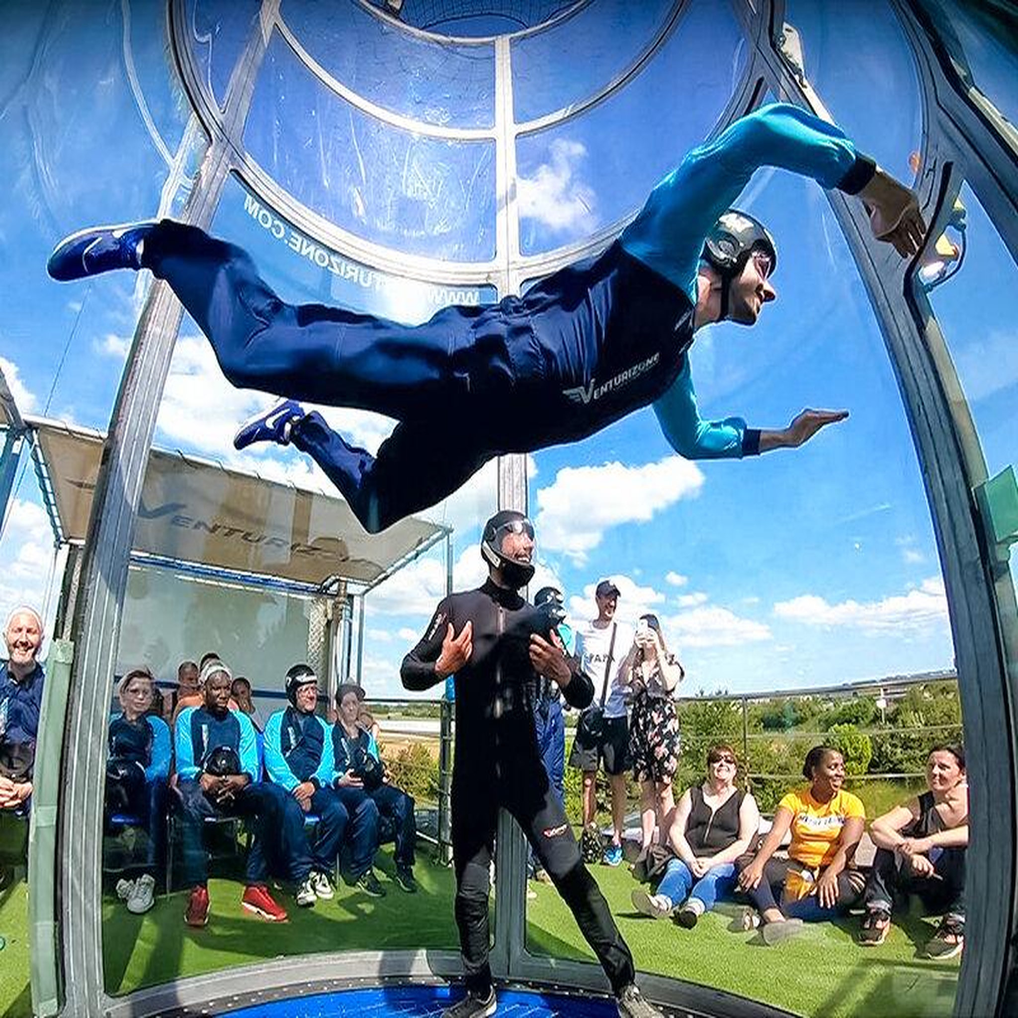 Voir la diapositive 4 : Smartbox Simulateur de chute libre : 2 sessions de vol pour 2 adultes avec vidéo au Havre - Coffret Cadeau Sport & Aventure