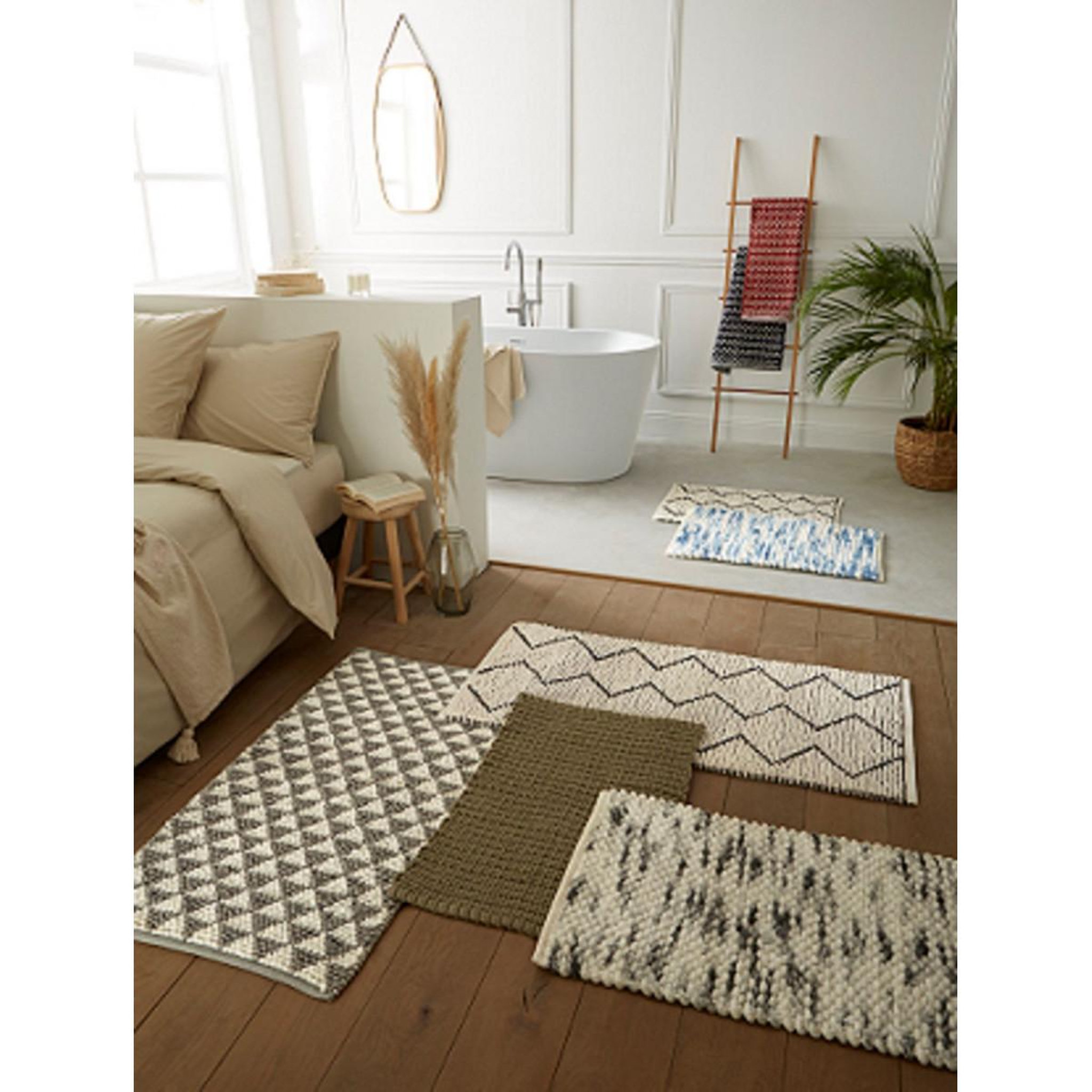 Voir la diapositive 4 : GUY LEVASSEUR Tapis de bain déco en polycoton