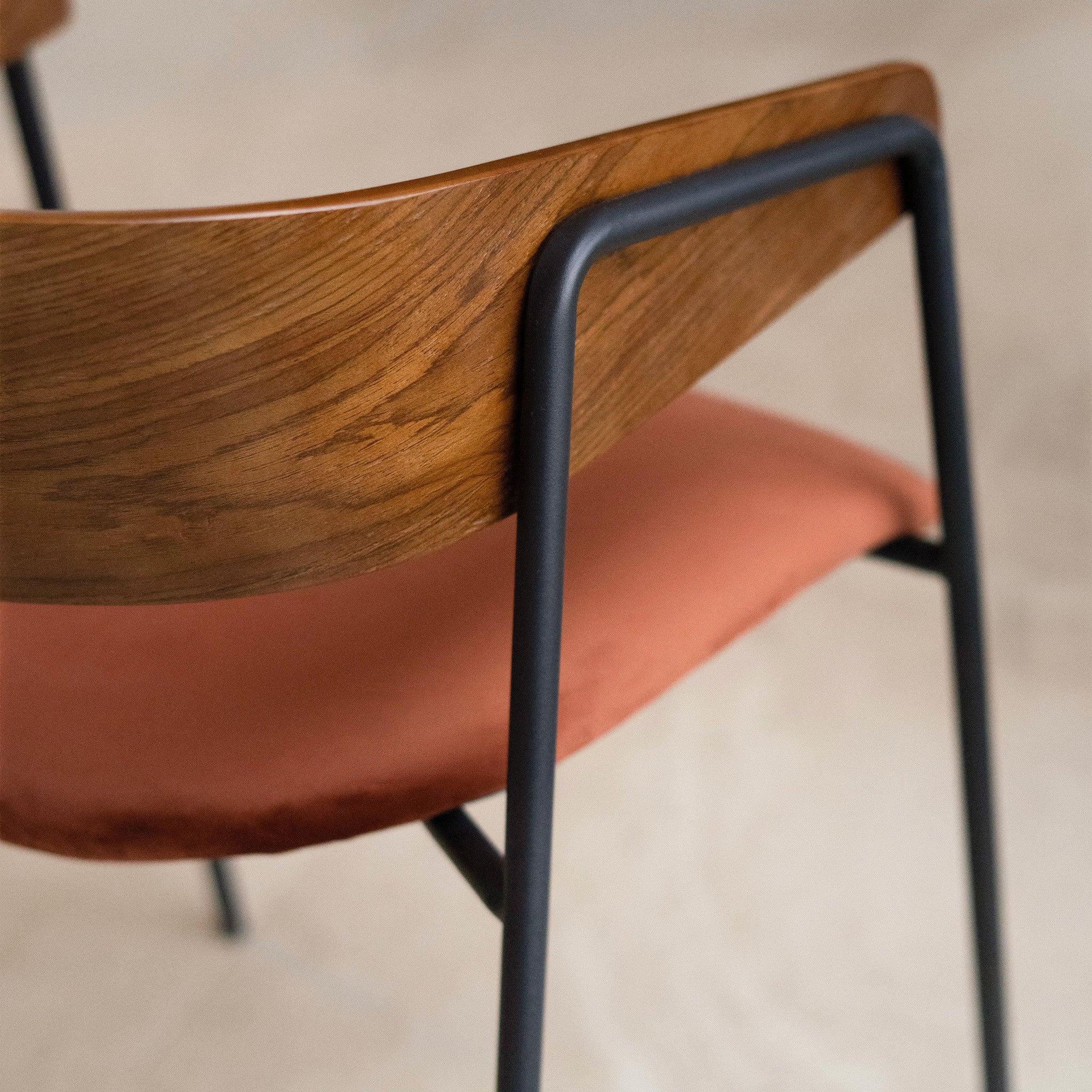 Voir la diapositive 6 : MAISON PAVANE Lot de 2 chaises en velours terracotta et bois de noyer-esmée