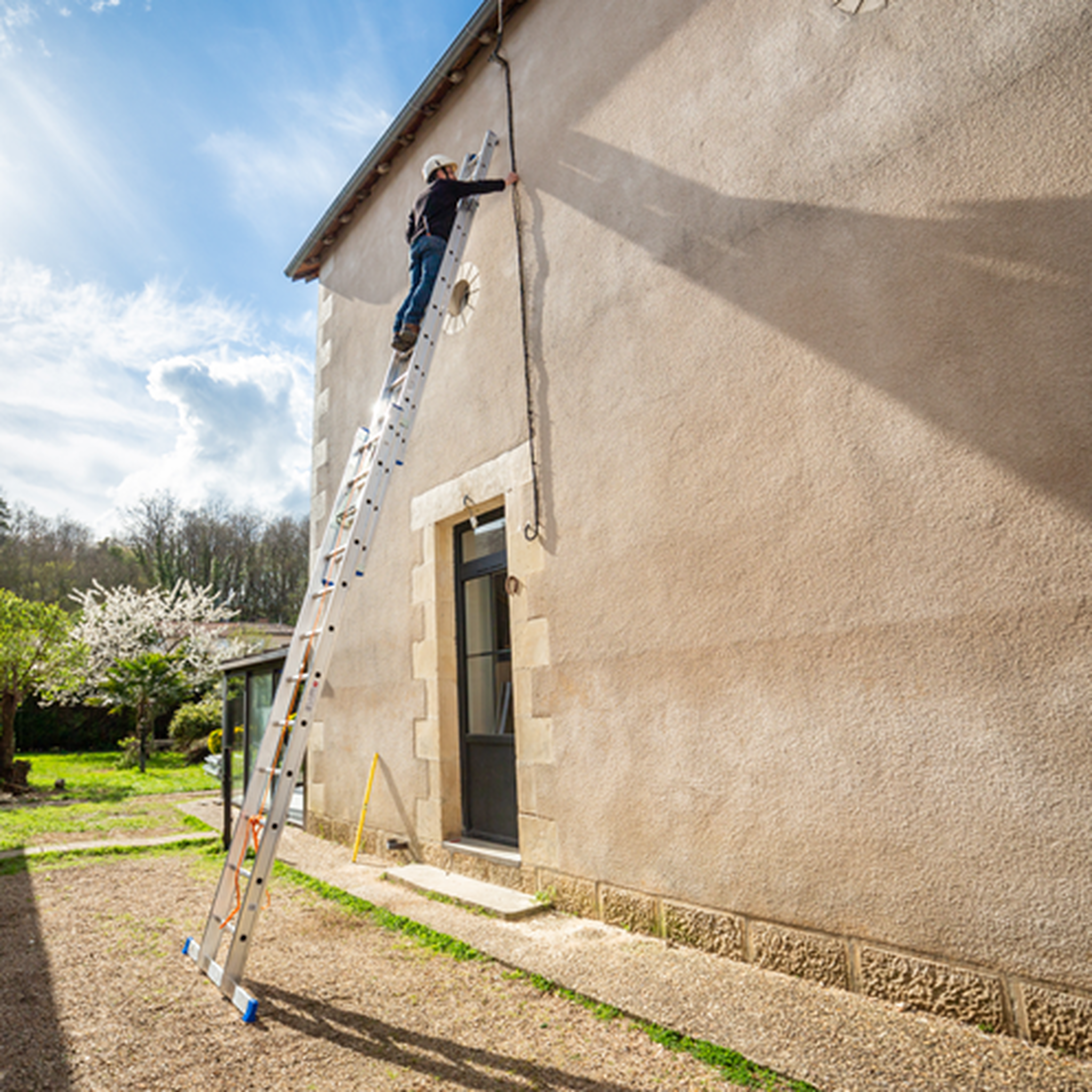 Voir la diapositive 4 : HAILO Echelle de toit coulissante à corde 8m40 en aluminium - TRIO 