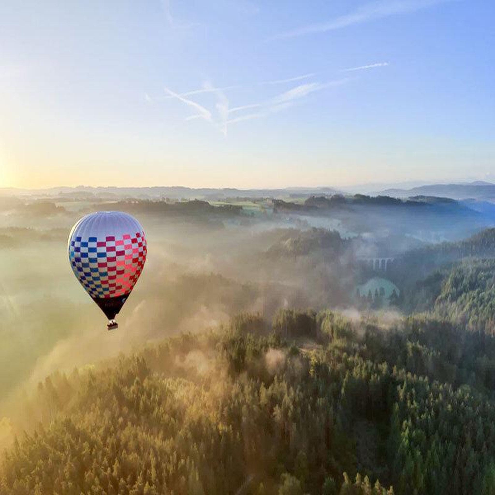 Voir la diapositive 4 : Smartbox Vol en montgolfière en auvergne - coffret cadeau sport & aventure