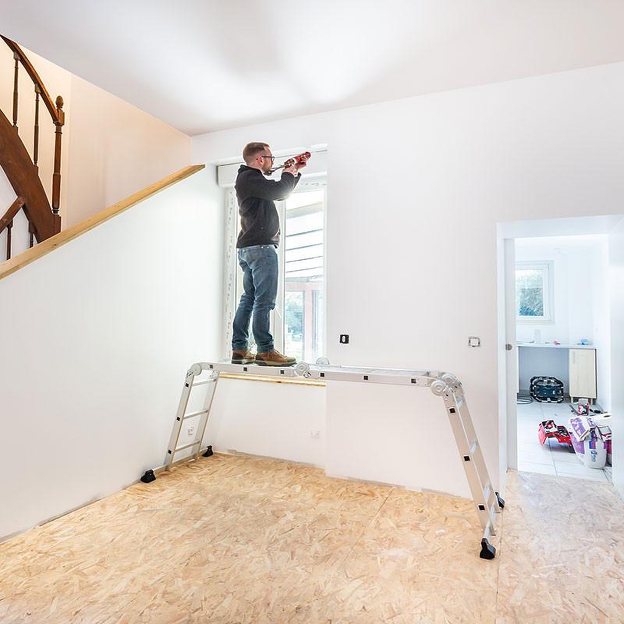 Voir la diapositive 3 : HAILO Echelle pliante articulée avec plateforme 4x3 échelons 3,5m/4,5m en aluminium Hailo
